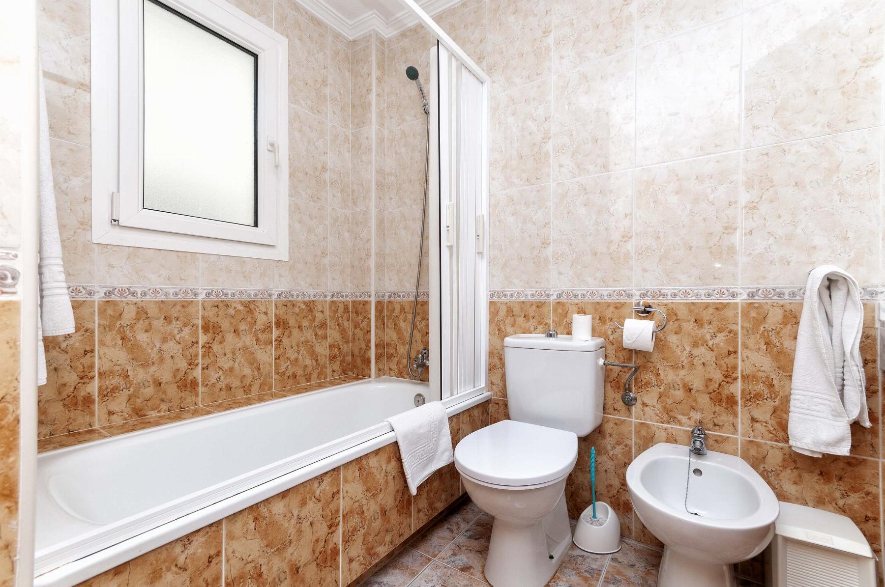 Apartamento con vistas al mar y piscina en primera línea — Aguamarina