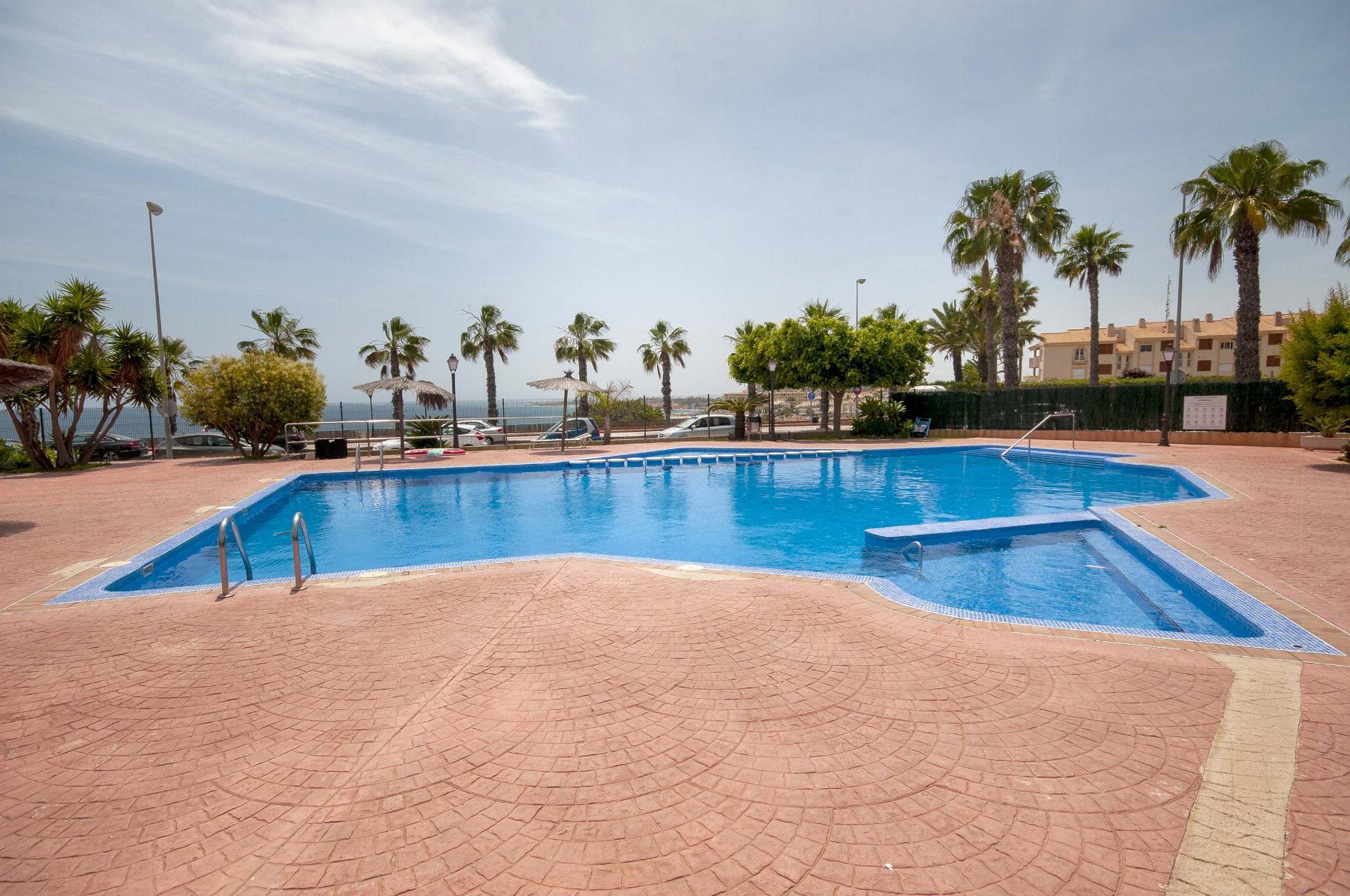 Apartamento con vistas al mar y piscina en primera línea — Aguamarina