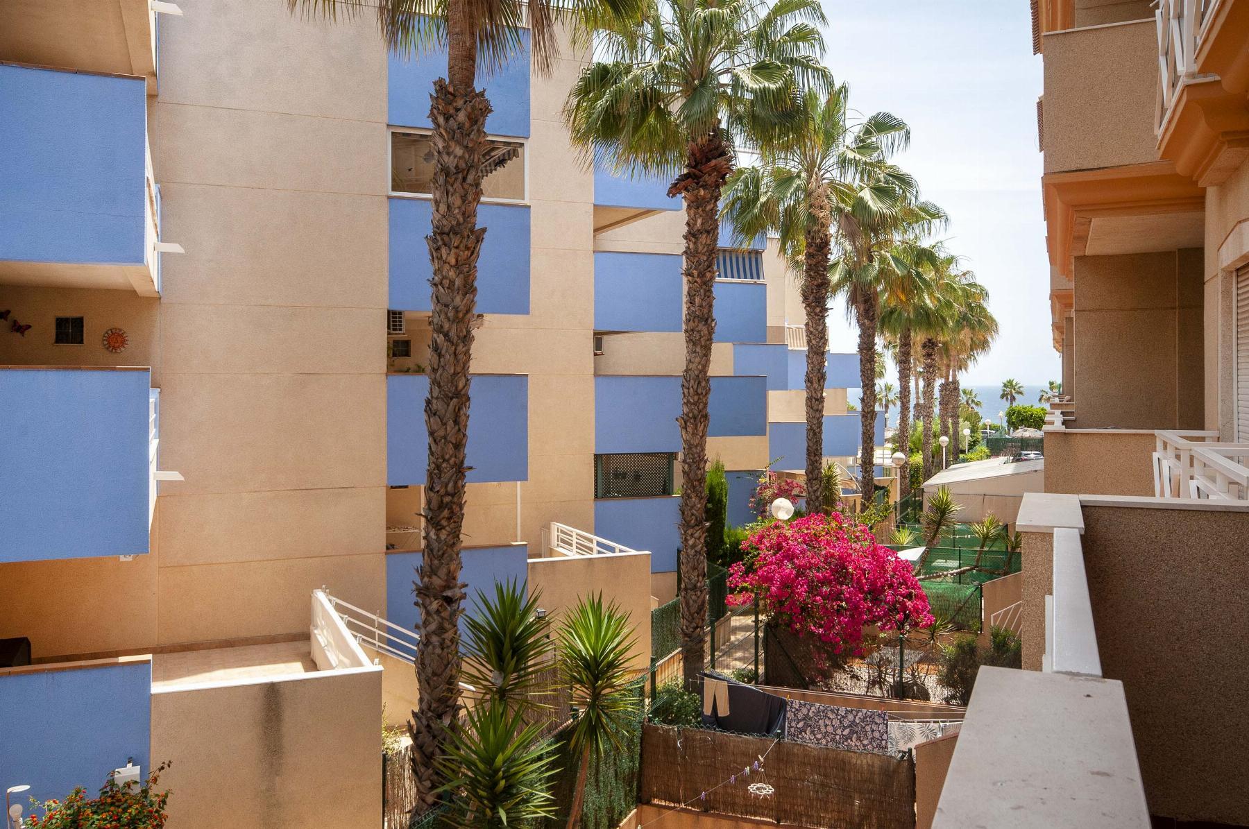 Apartamento con vistas al mar y piscina en primera línea — Aguamarina
