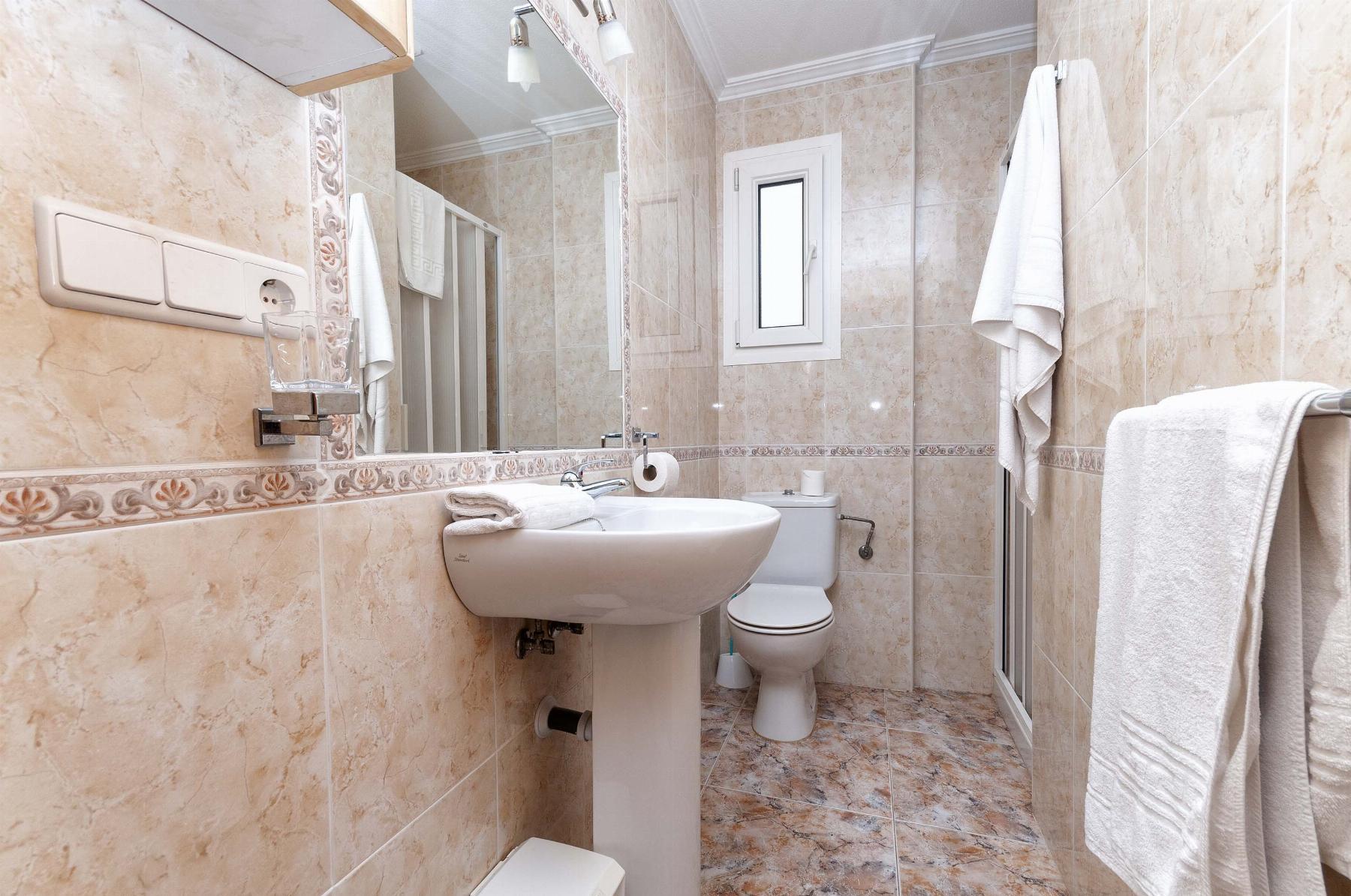 Apartamento con vistas al mar y piscina en primera línea — Aguamarina
