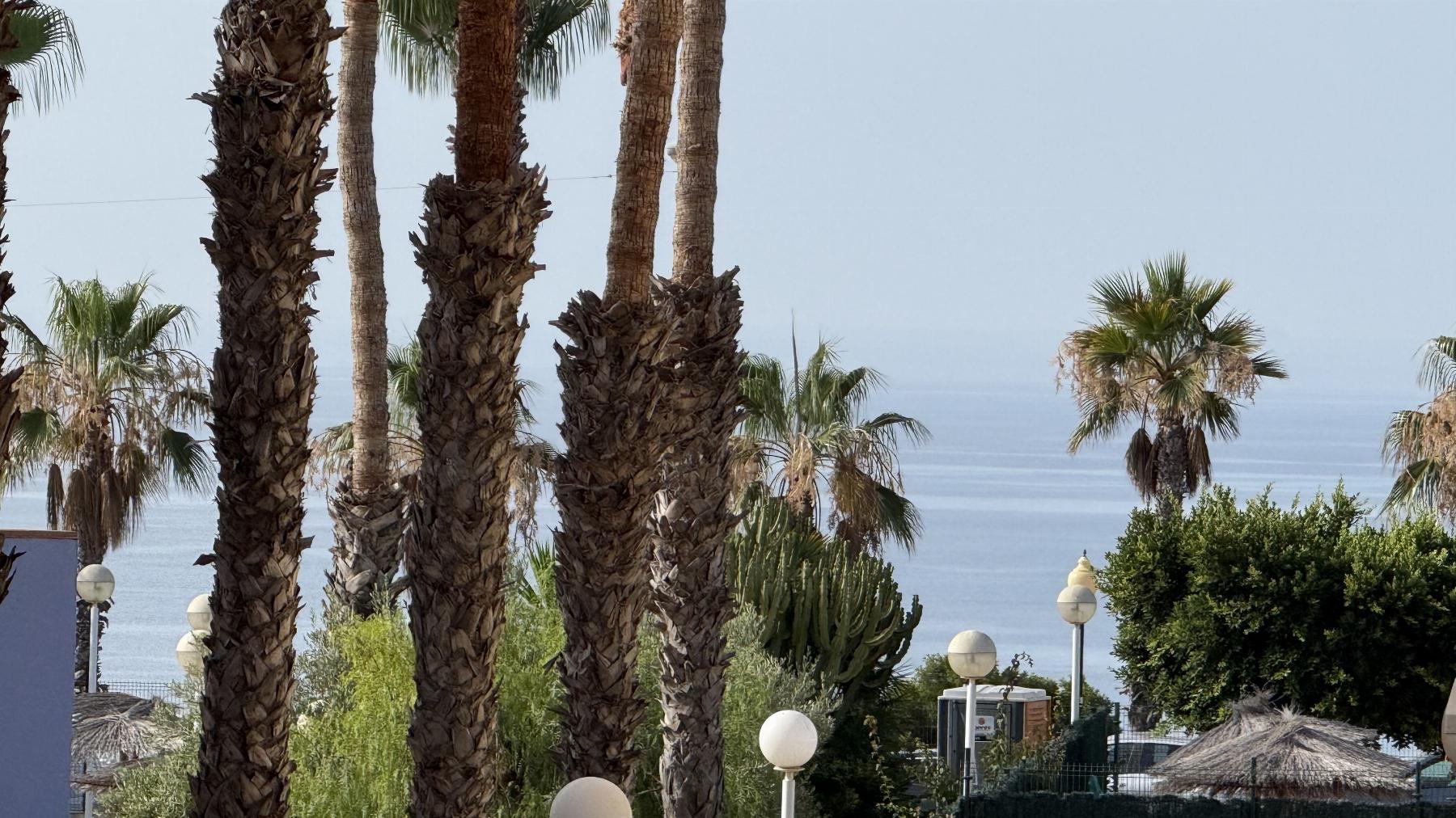 Apartamento con vistas al mar y piscina en primera línea — Aguamarina