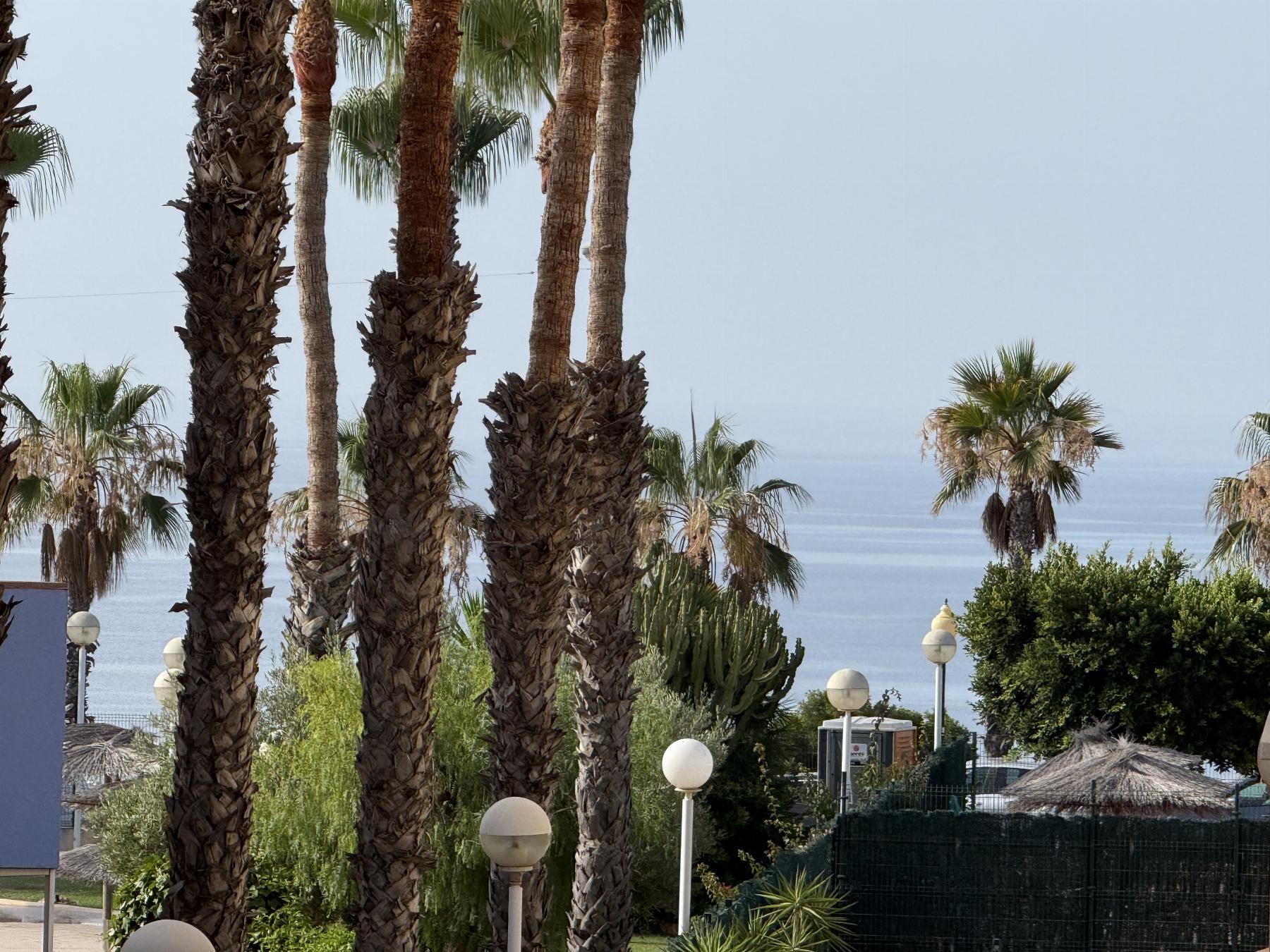 Apartamento con vistas al mar y piscina en primera línea — Aguamarina