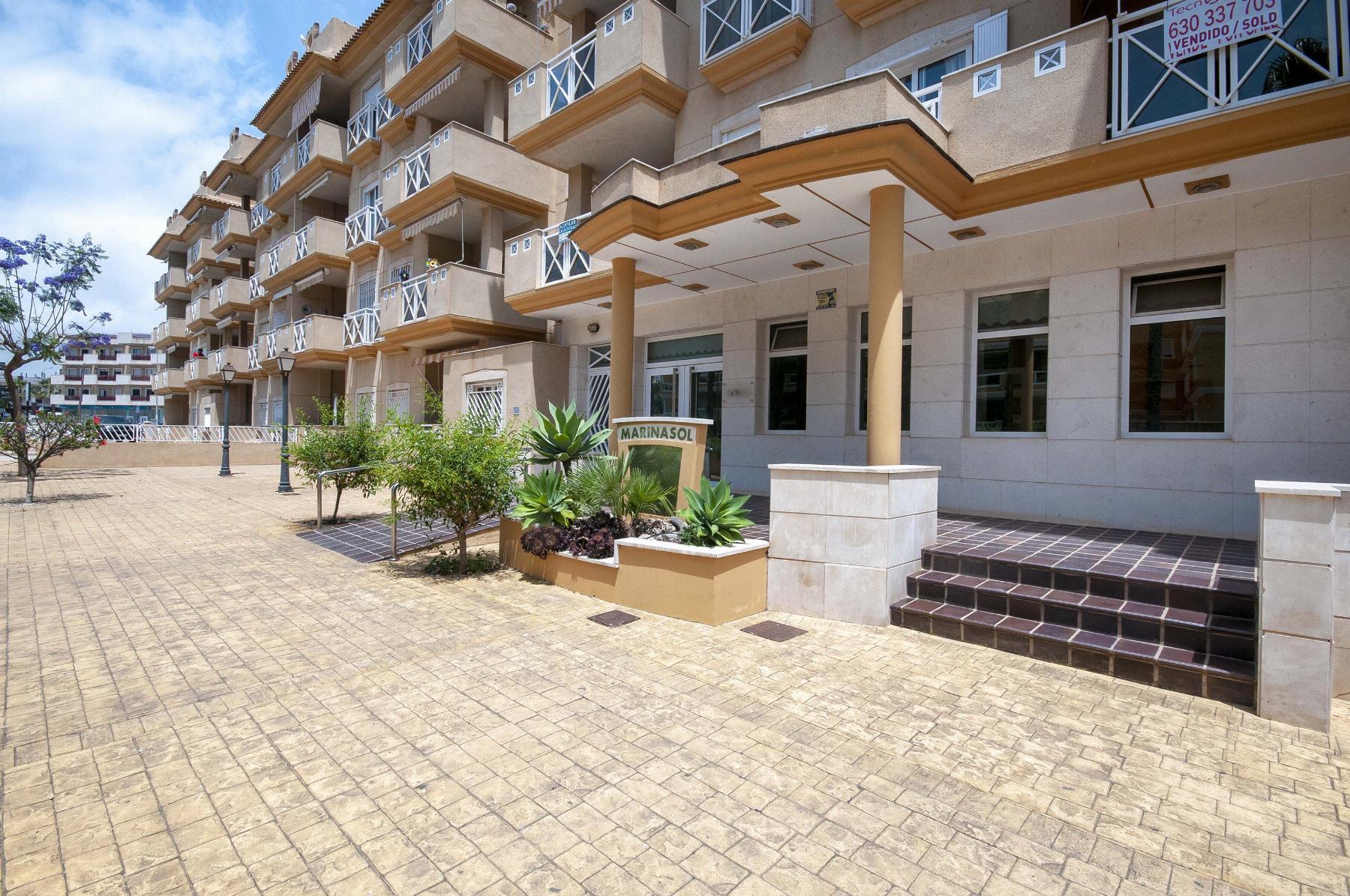 Apartamento con vistas al mar y piscina en primera línea — Aguamarina