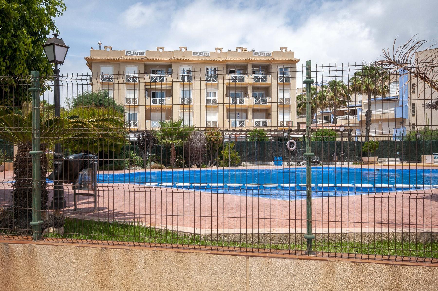 Apartamento con vistas al mar y piscina en primera línea — Aguamarina