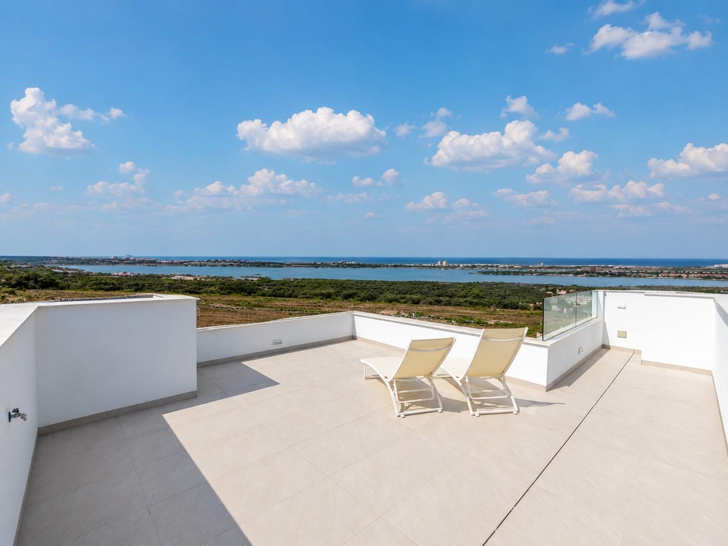 Villa de obra nueva con piscina privada en Vistabella Golf — 3 dorm. y 3 baños