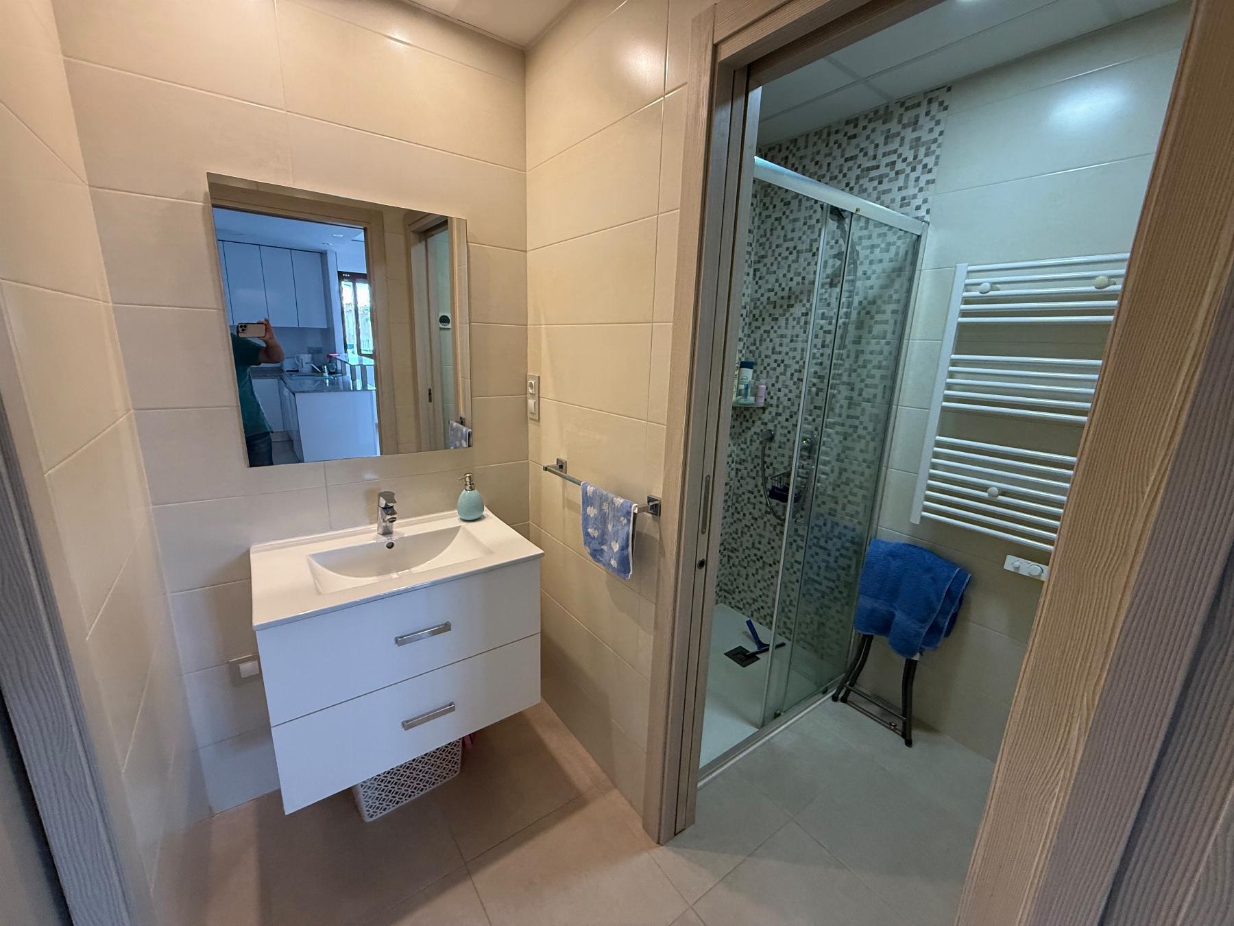 Apartamento con piscina privada en Lomas de Cabo Roig — 2 dorm. y terraza