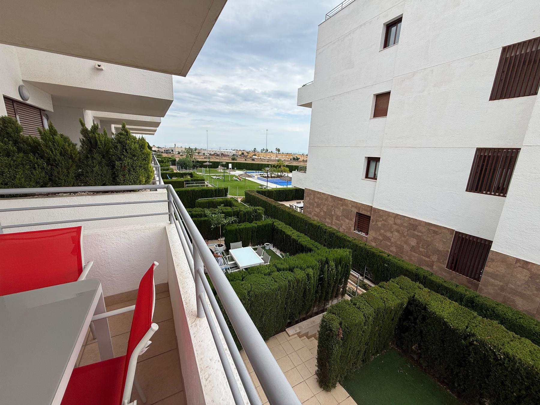 Apartamento con piscina privada en Lomas de Cabo Roig — 2 dorm. y terraza