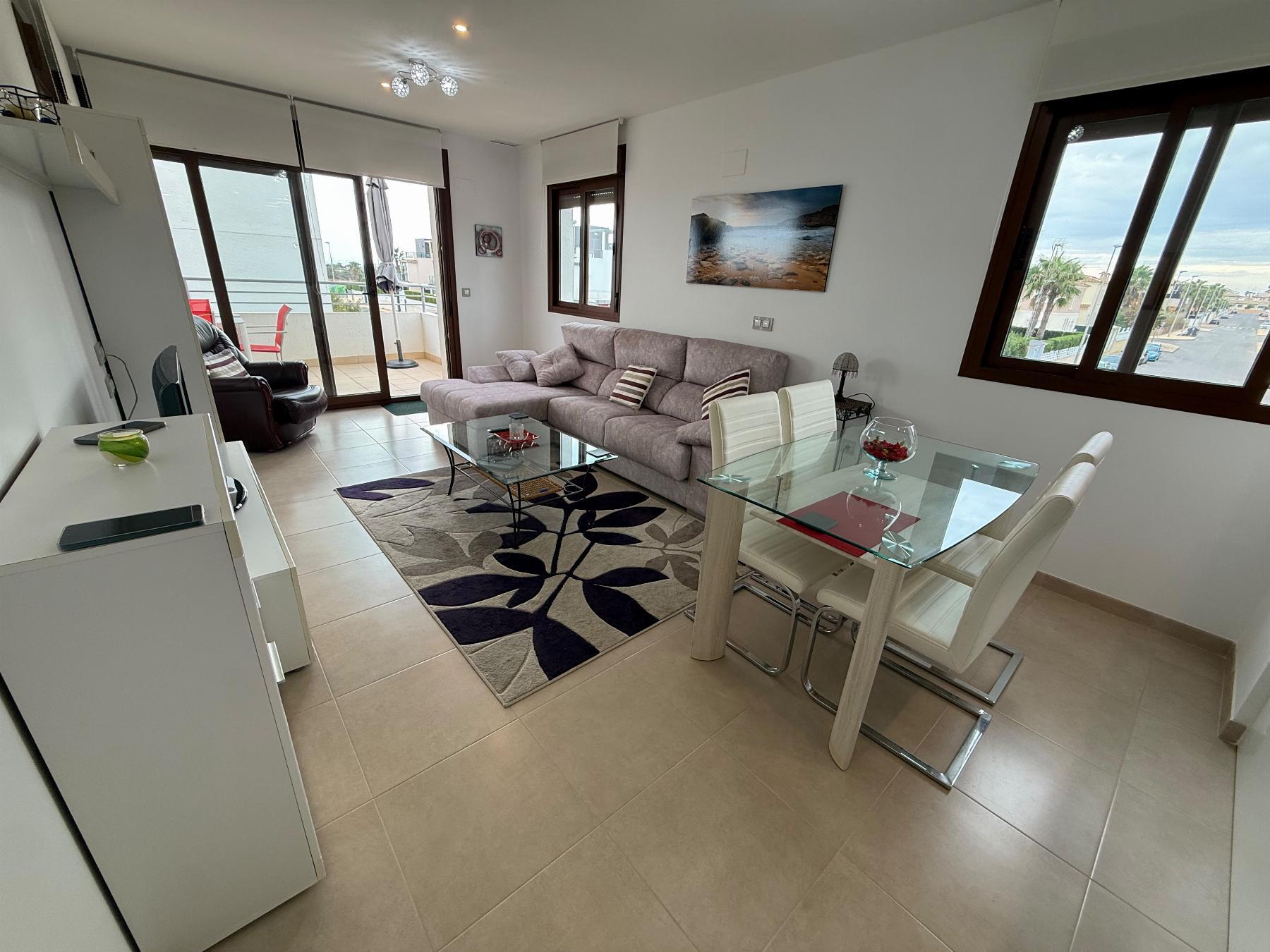 Apartamento con piscina privada en Lomas de Cabo Roig — 2 dorm. y terraza