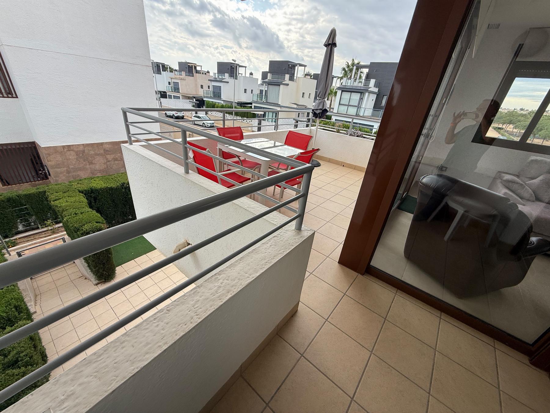 Apartamento con piscina privada en Lomas de Cabo Roig — 2 dorm. y terraza