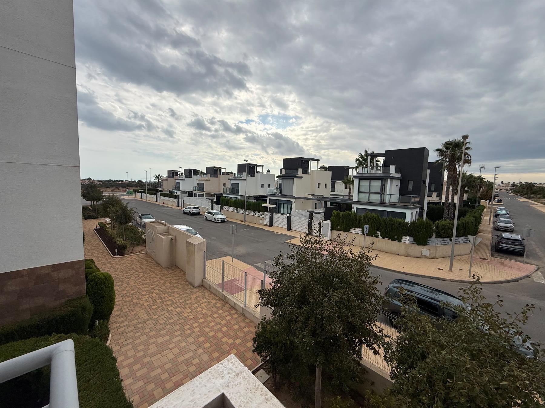 Apartamento con piscina privada en Lomas de Cabo Roig — 2 dorm. y terraza