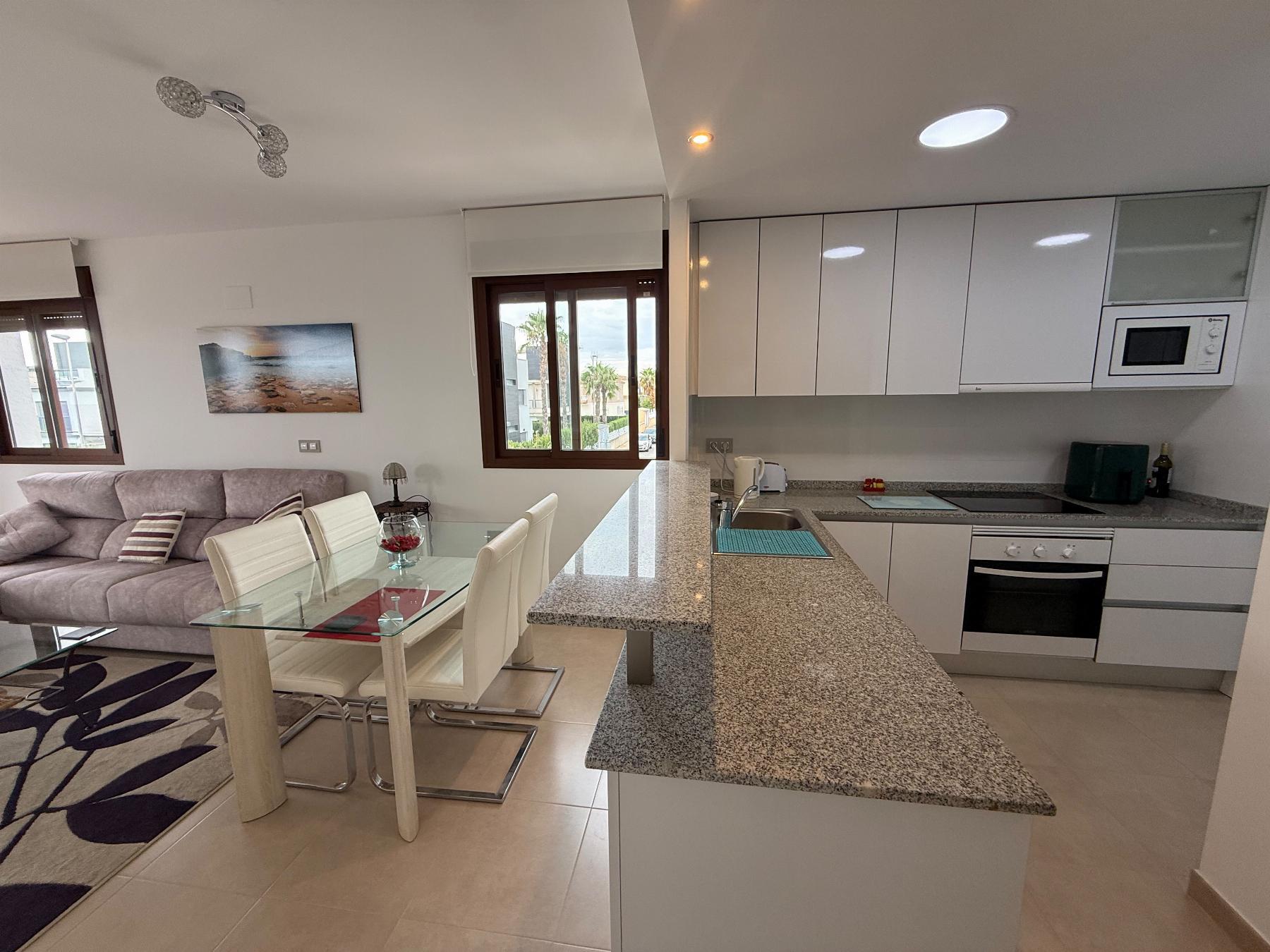 Apartamento con piscina privada en Lomas de Cabo Roig — 2 dorm. y terraza