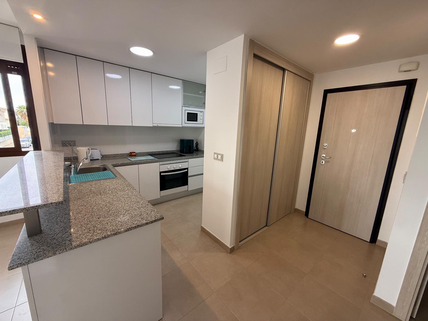 Apartamento con piscina privada en Lomas de Cabo Roig — 2 dorm. y terraza