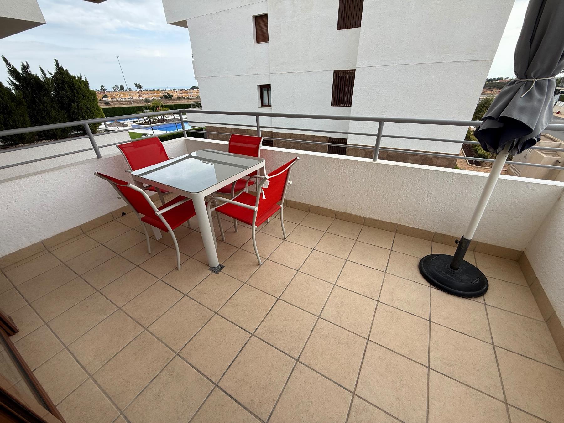 Apartamento con piscina privada en Lomas de Cabo Roig — 2 dorm. y terraza