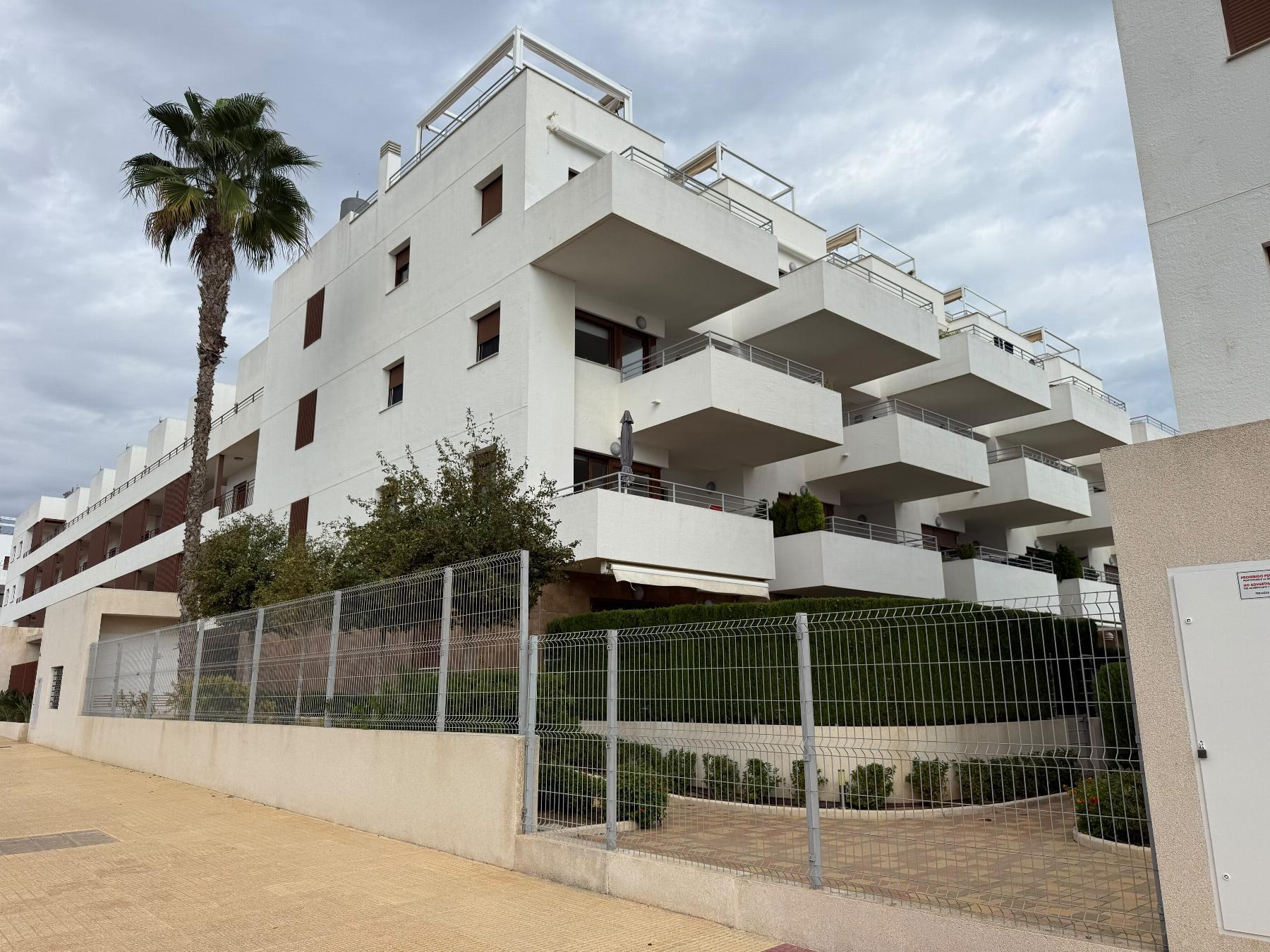 Apartamento con piscina privada en Lomas de Cabo Roig — 2 dorm. y terraza