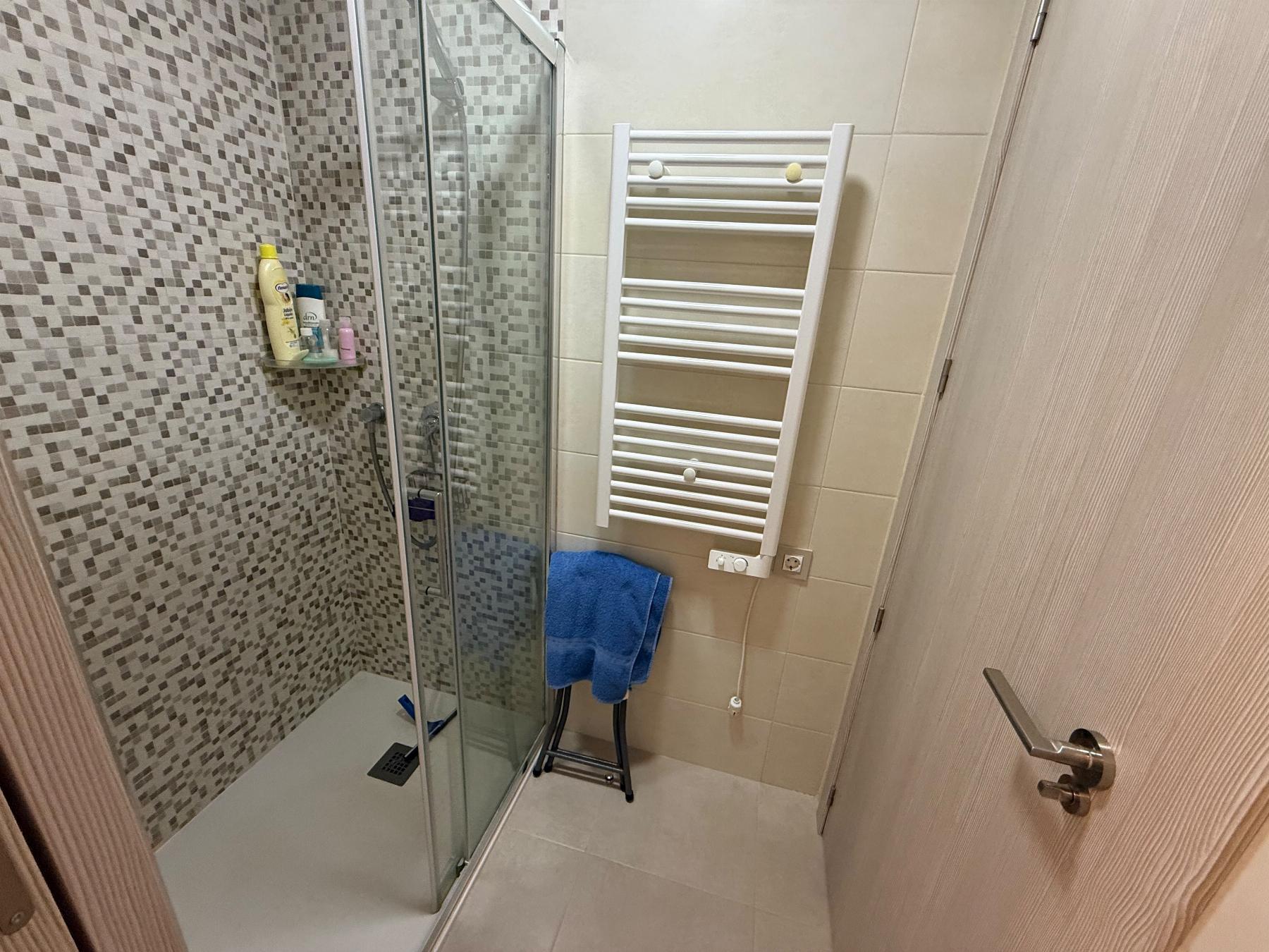 Apartamento con piscina privada en Lomas de Cabo Roig — 2 dorm. y terraza