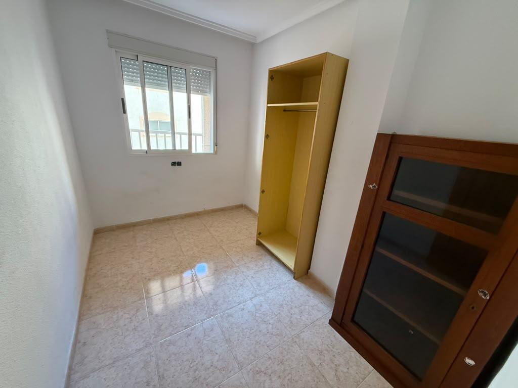 Apartamento céntrico con piscina comunitaria en Torrevieja — 2 dorm.