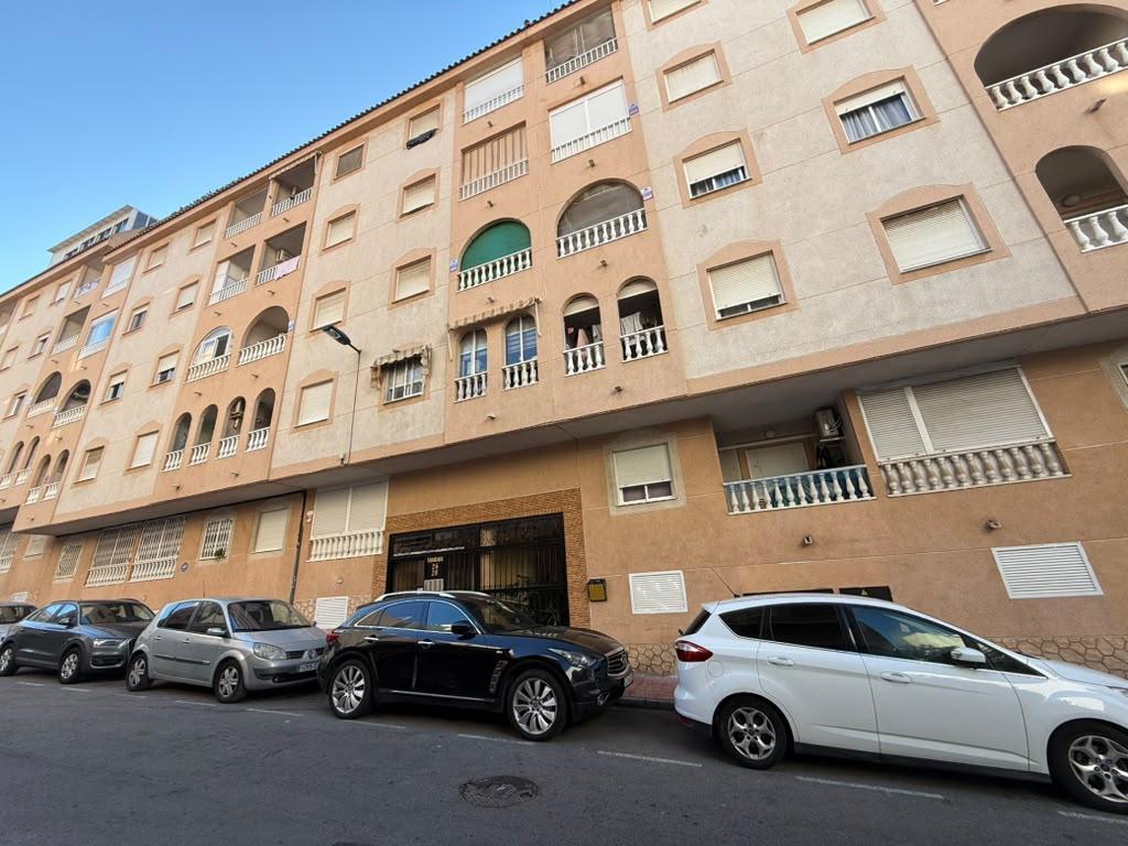Apartamento céntrico con piscina comunitaria en Torrevieja — 2 dorm.