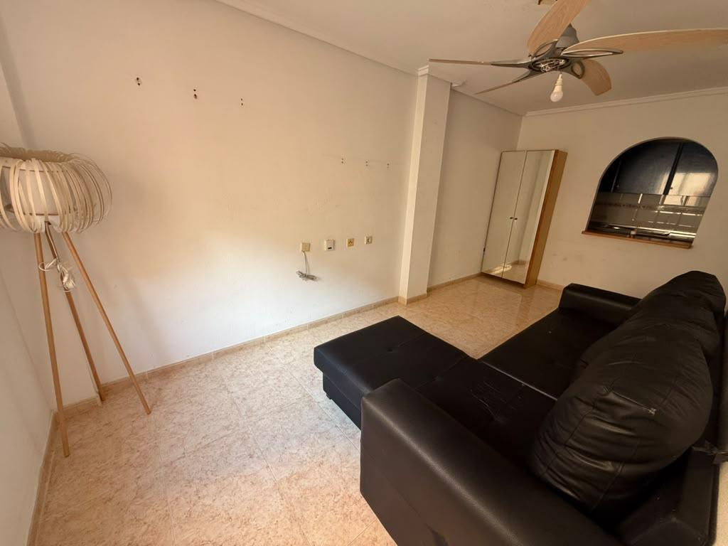 Apartamento céntrico con piscina comunitaria en Torrevieja — 2 dorm.