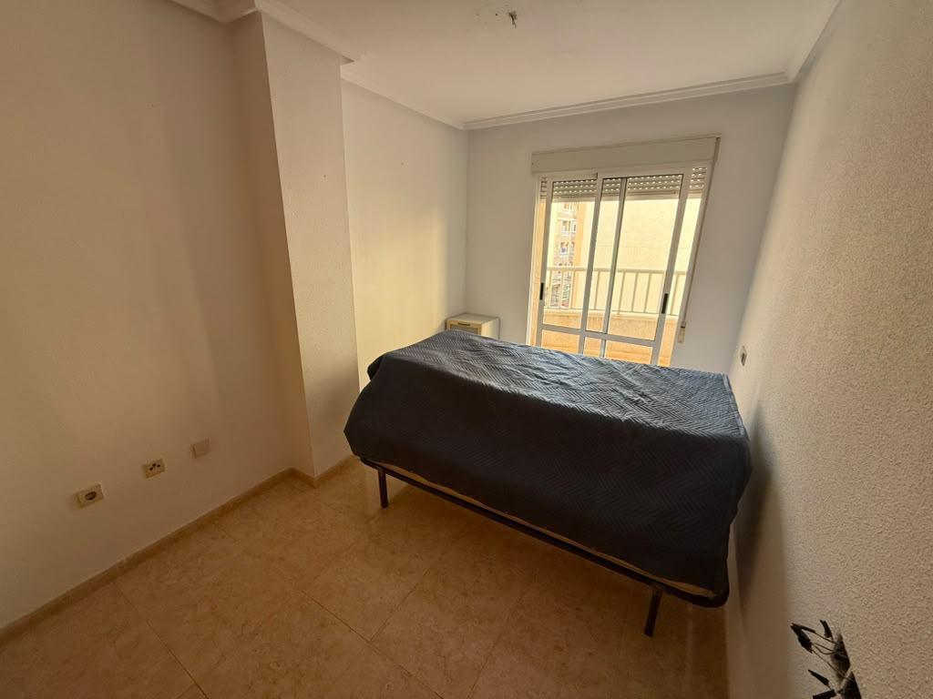 Apartamento céntrico con piscina comunitaria en Torrevieja — 2 dorm.