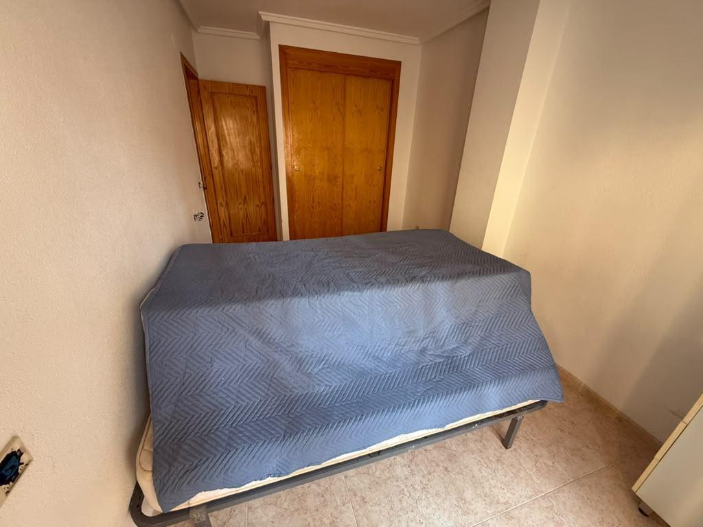 Apartamento céntrico con piscina comunitaria en Torrevieja — 2 dorm.