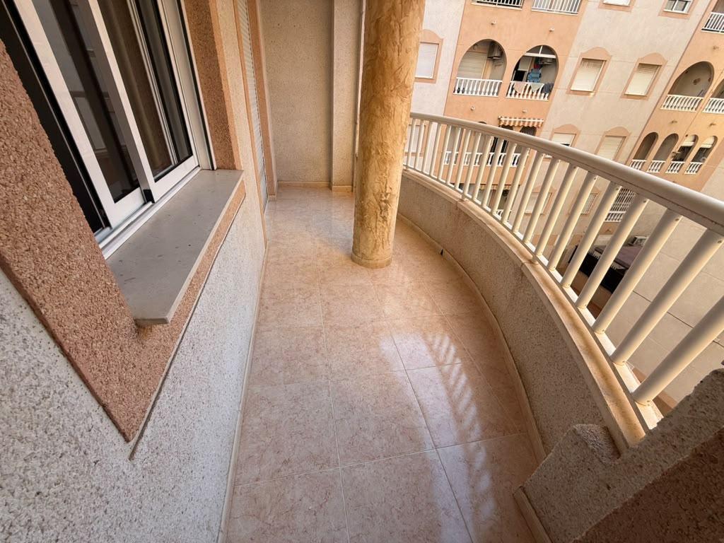 Apartamento céntrico con piscina comunitaria en Torrevieja — 2 dorm.