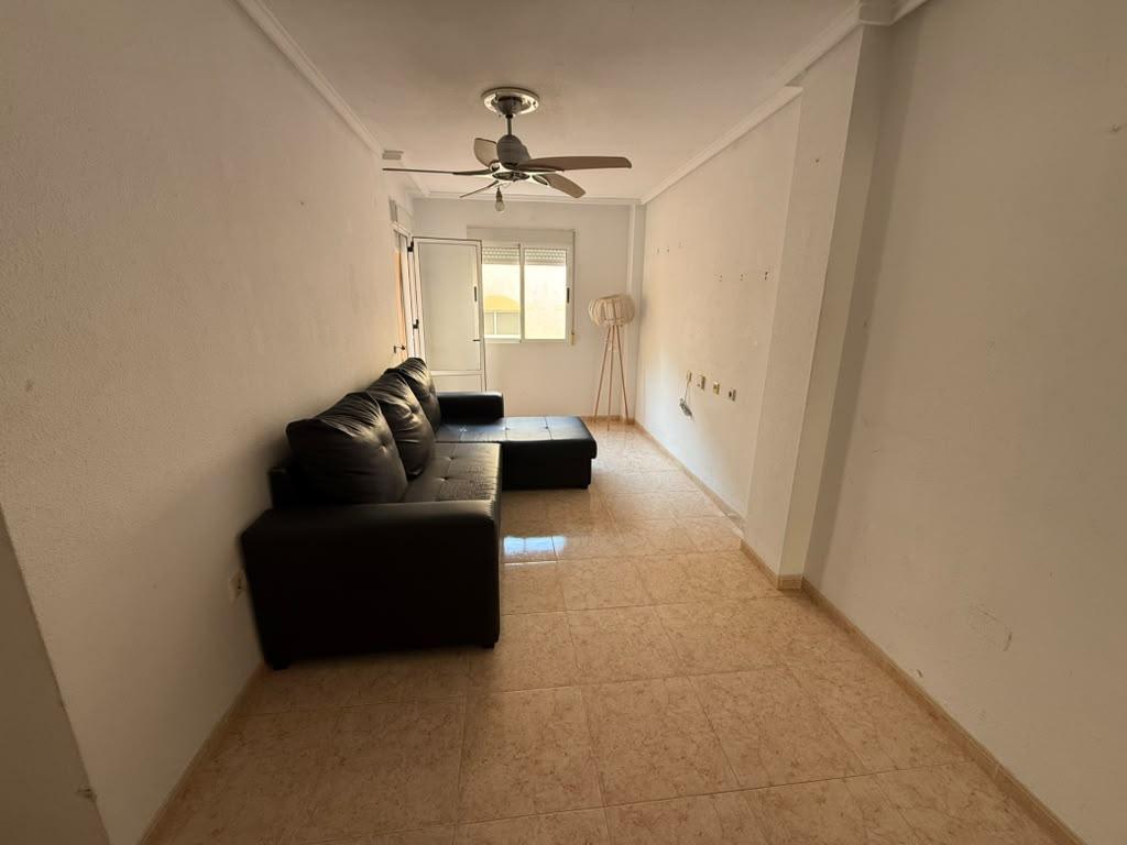 Apartamento céntrico con piscina comunitaria en Torrevieja — 2 dorm.