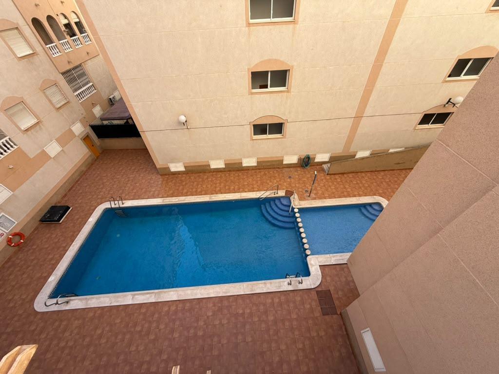 Apartamento céntrico con piscina comunitaria en Torrevieja — 2 dorm.