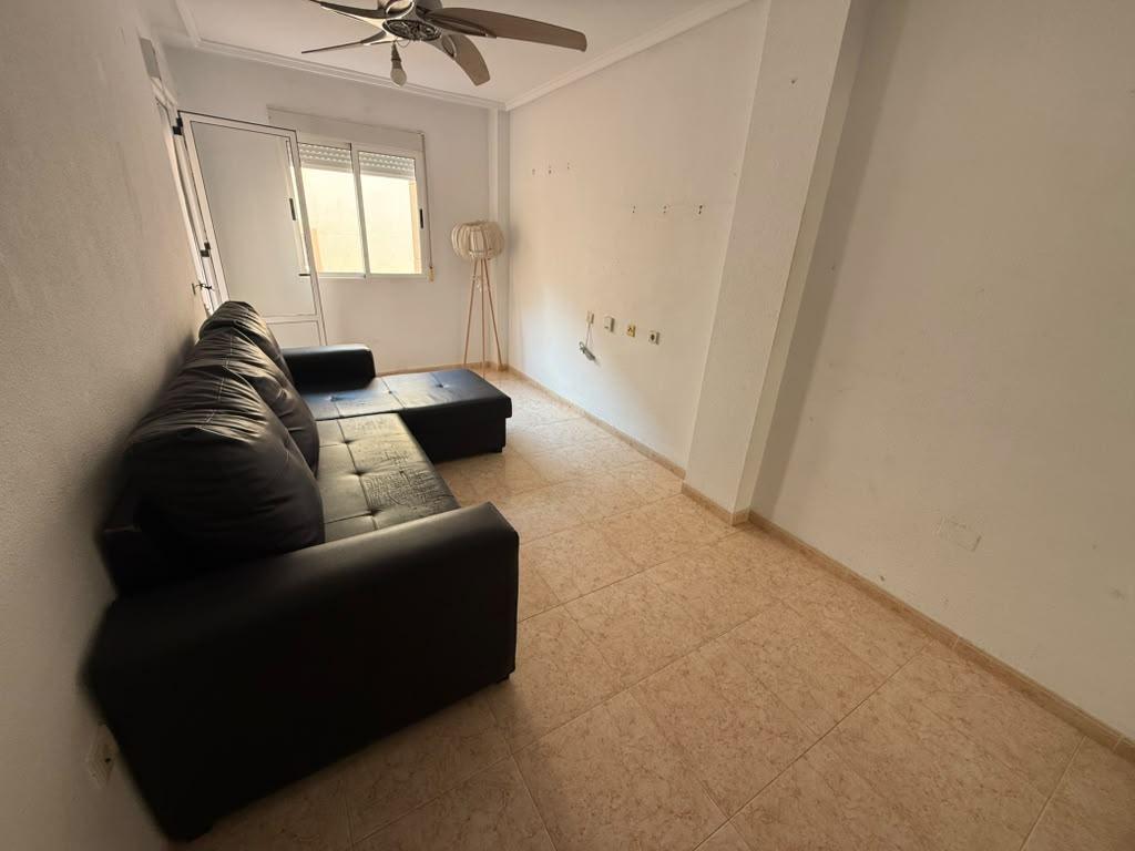 Apartamento céntrico con piscina comunitaria en Torrevieja — 2 dorm.