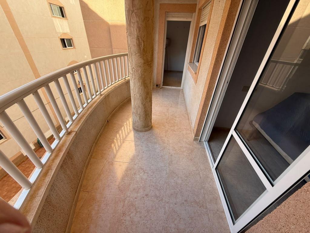 Apartamento céntrico con piscina comunitaria en Torrevieja — 2 dorm.