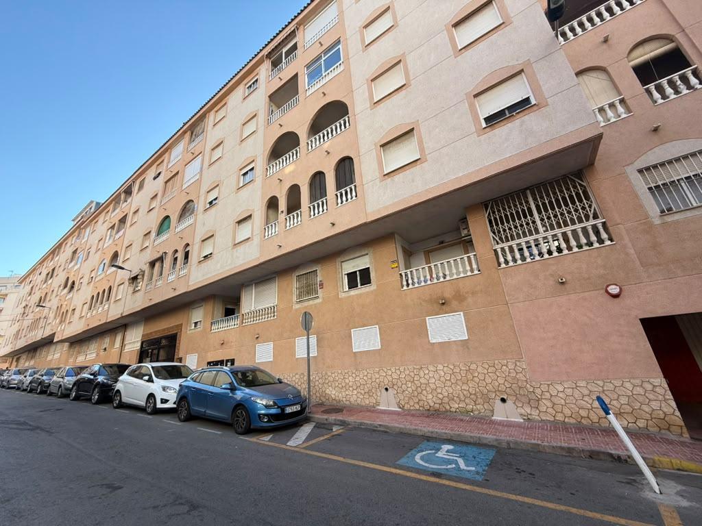 Apartamento céntrico con piscina comunitaria en Torrevieja — 2 dorm.