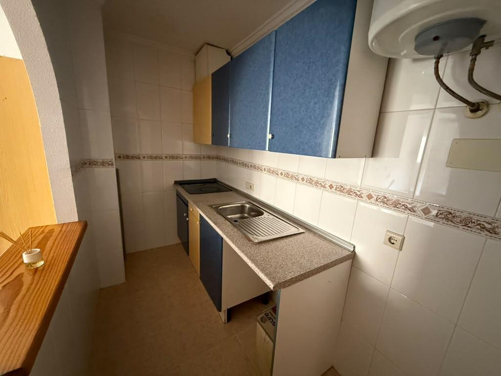 Apartamento céntrico con piscina comunitaria en Torrevieja — 2 dorm.