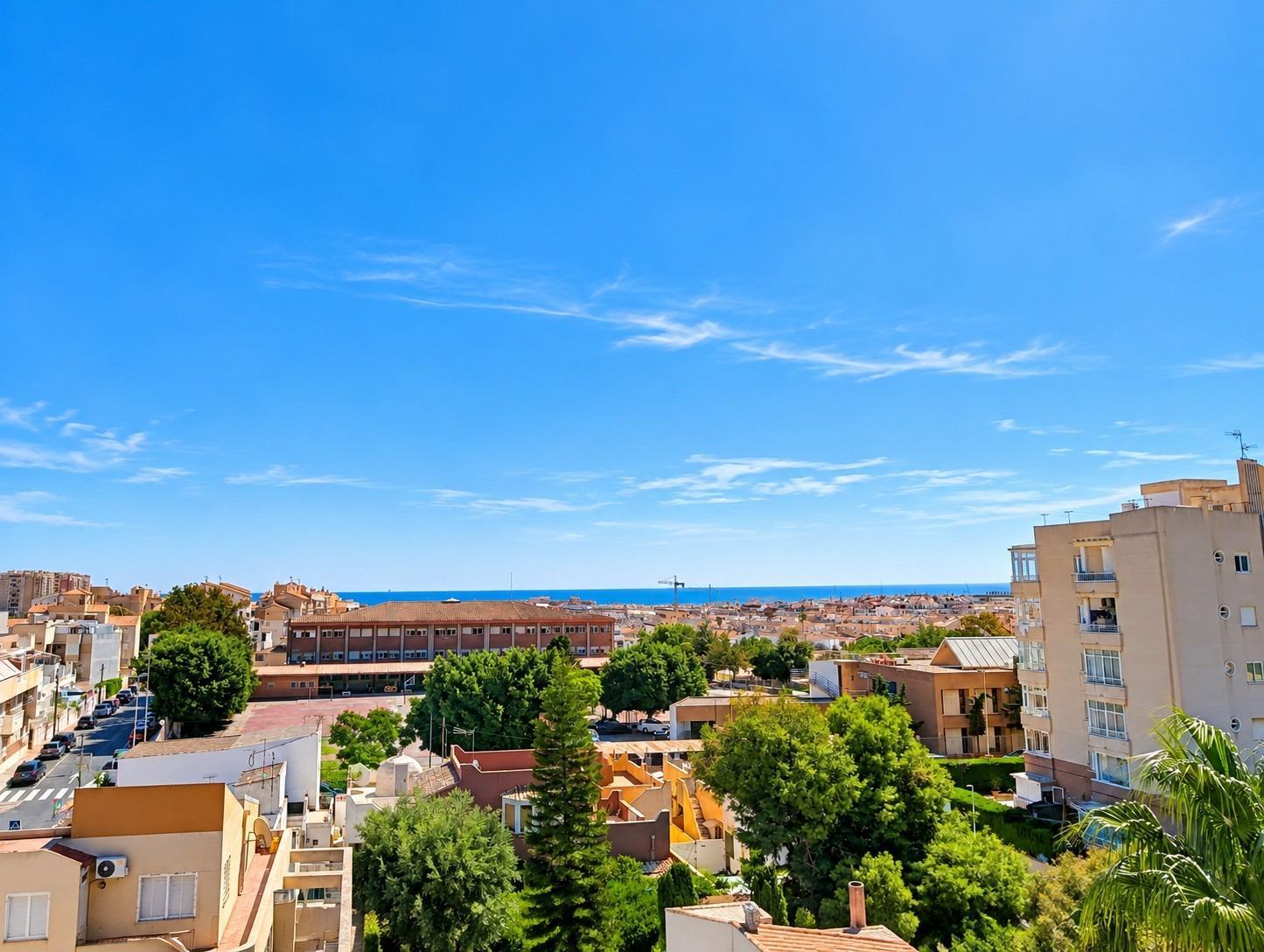 Apartamento de obra nueva con piscina privada en Torrevieja — 2 dorm. y 2 baños