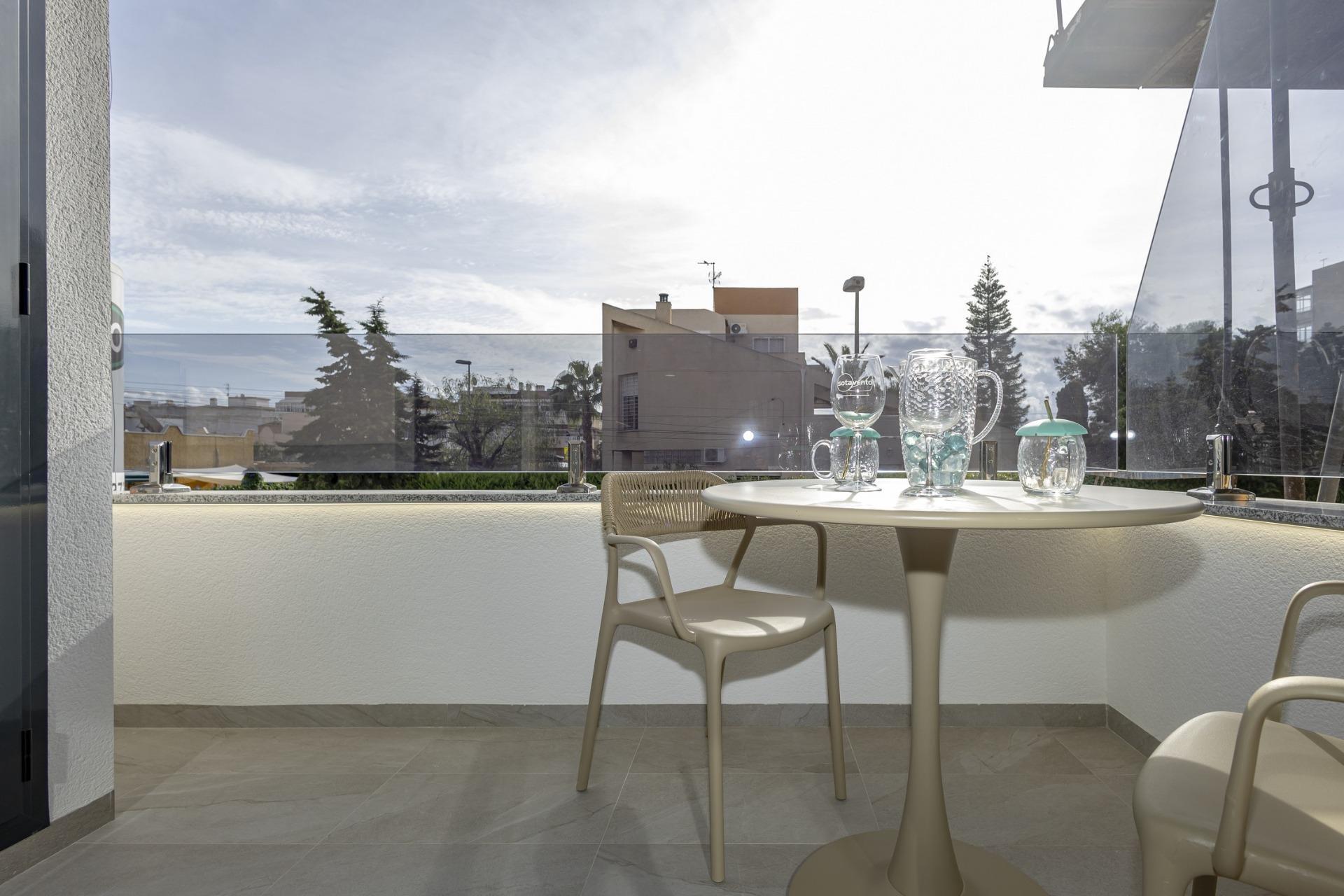 Apartamento de obra nueva con piscina privada en Torrevieja — 2 dorm. y 2 baños
