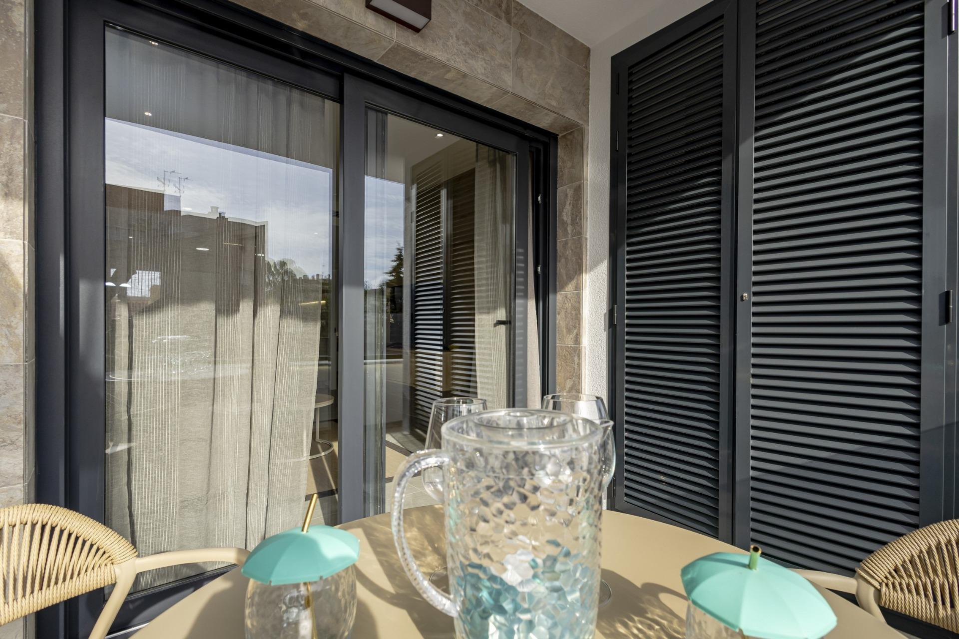Apartamento de obra nueva con piscina privada en Torrevieja — 2 dorm. y 2 baños