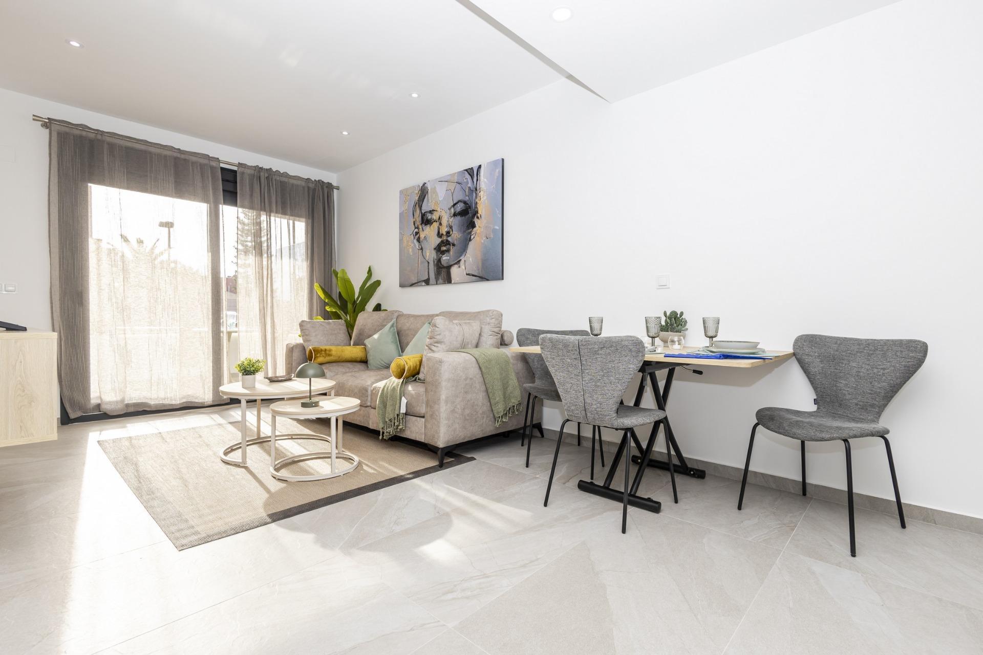 Apartamento de obra nueva con piscina privada en Torrevieja — 2 dorm. y 2 baños