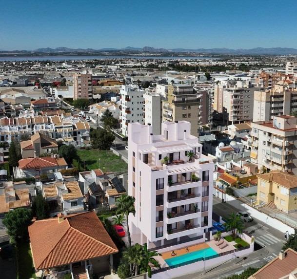 Apartamento de obra nueva con piscina privada en Torrevieja — 2 dorm. y 2 baños
