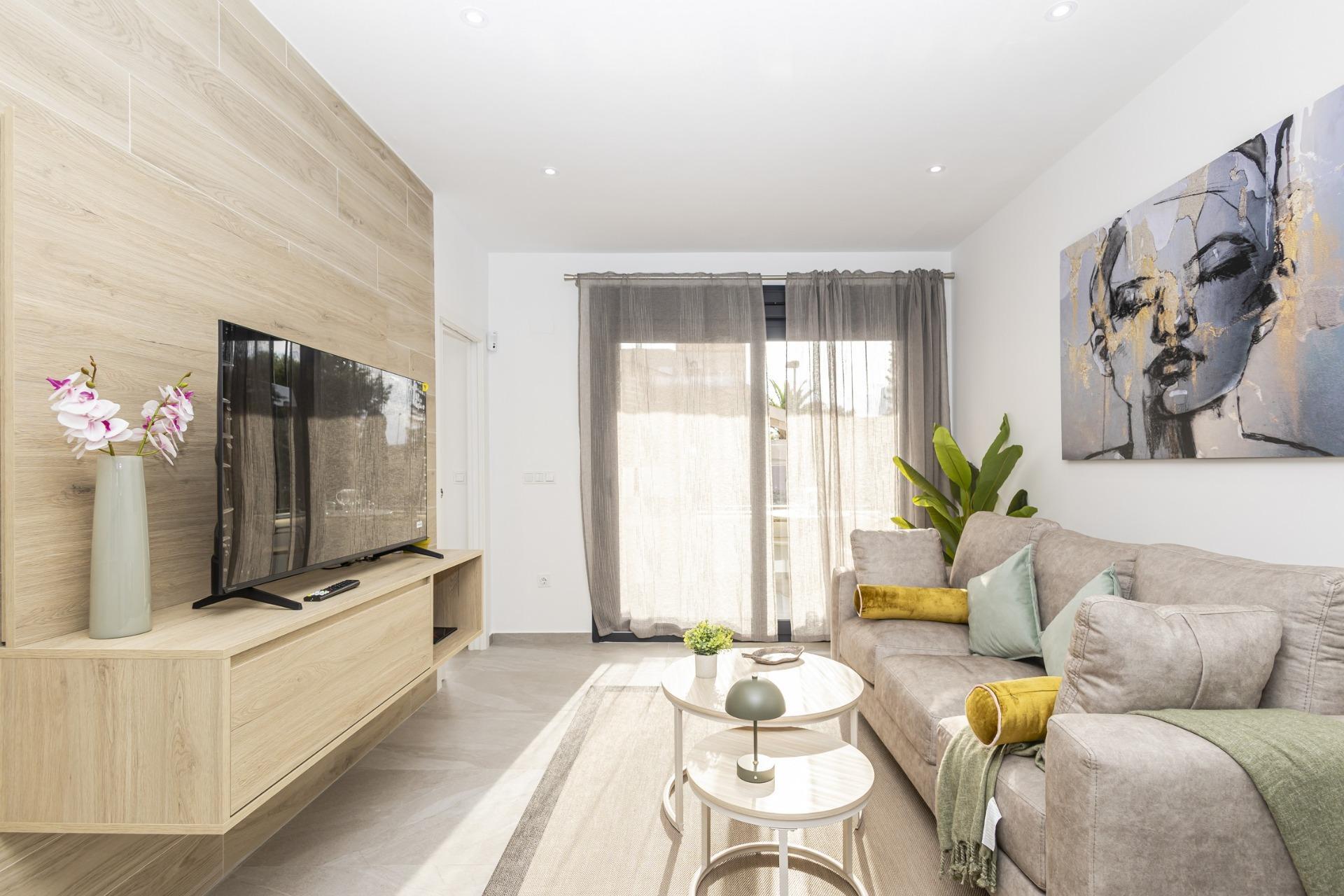 Apartamento de obra nueva con piscina privada en Torrevieja — 2 dorm. y 2 baños