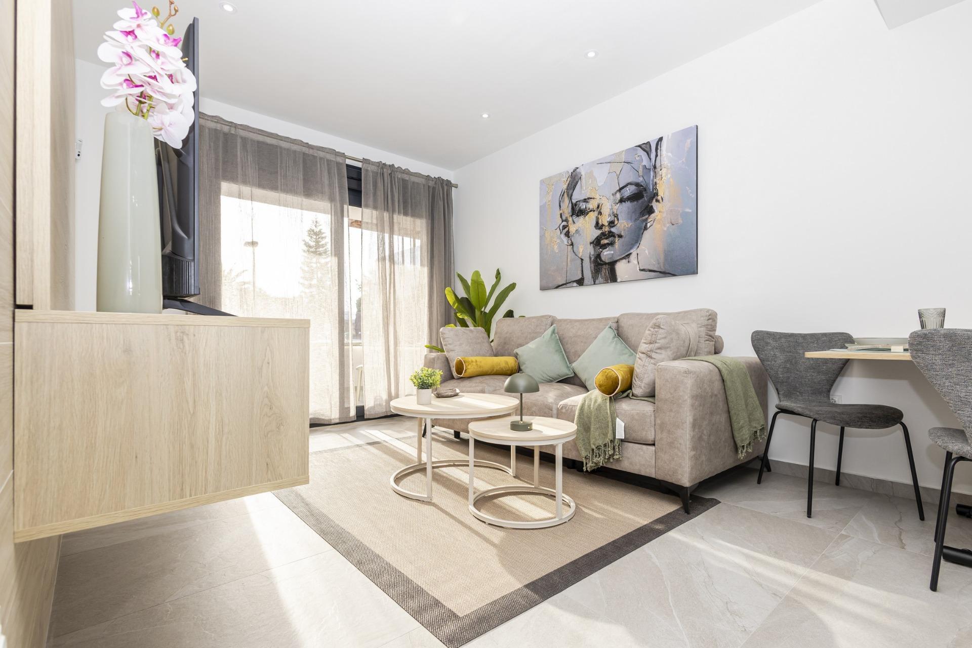 Apartamento de obra nueva con piscina privada en Torrevieja — 2 dorm. y 2 baños