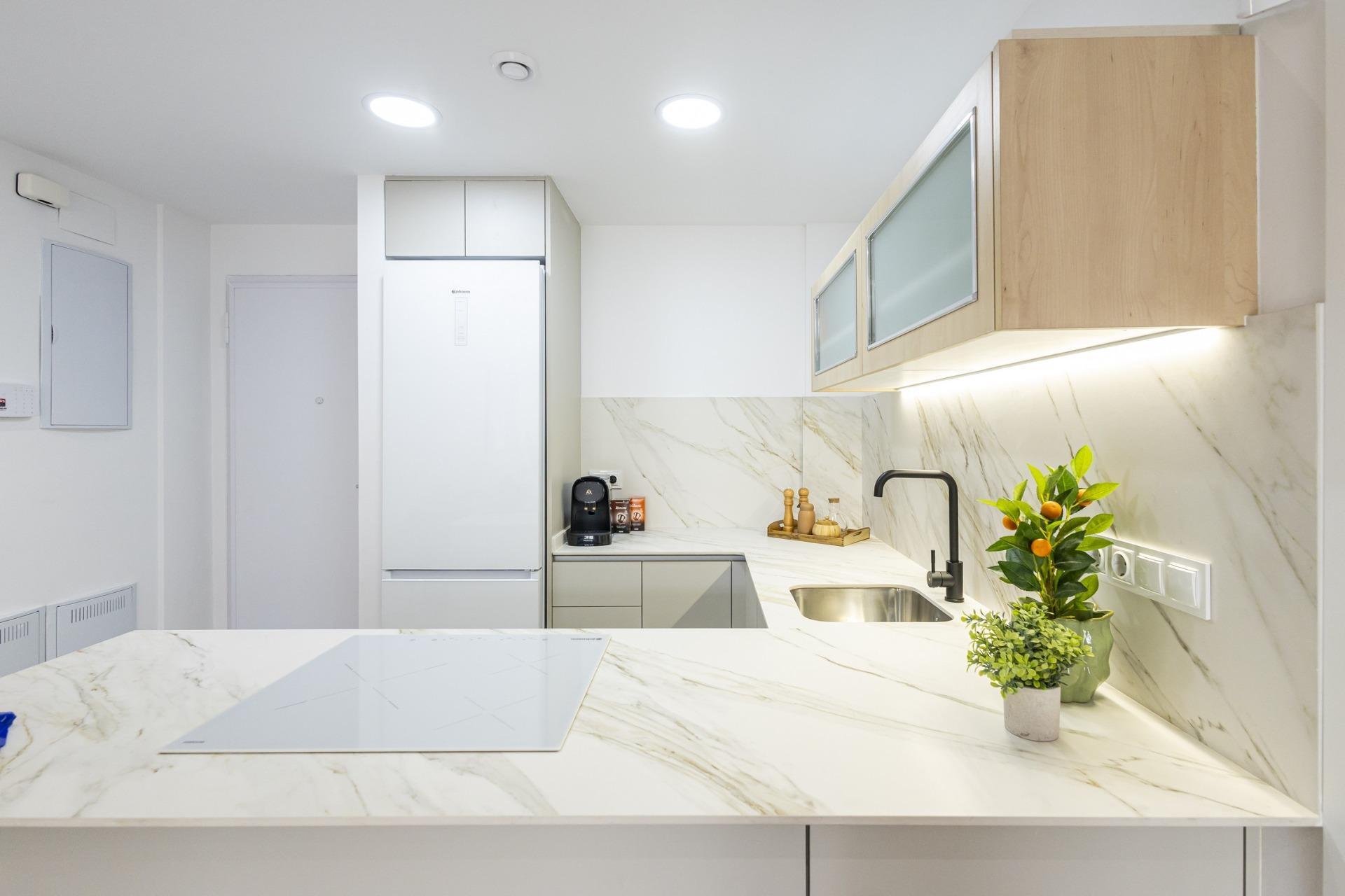 Apartamento de obra nueva con piscina privada en Torrevieja — 2 dorm. y 2 baños
