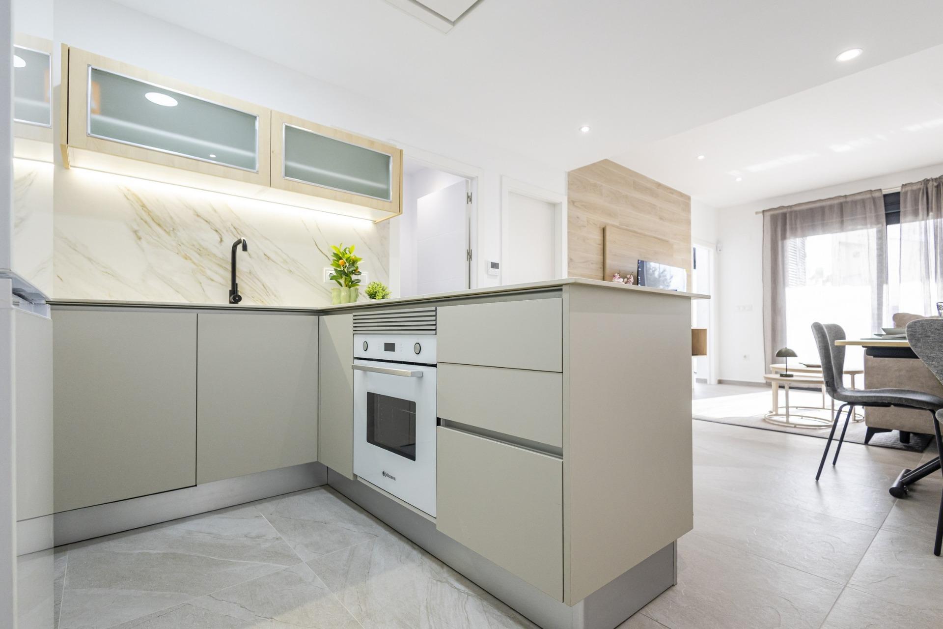 Apartamento de obra nueva con piscina privada en Torrevieja — 2 dorm. y 2 baños