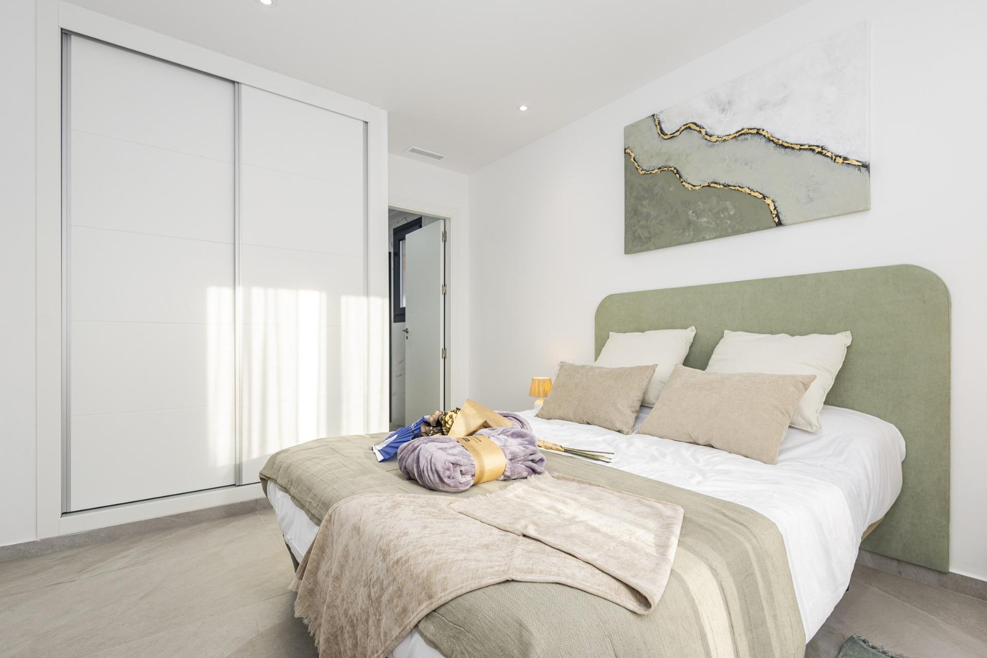 Apartamento de obra nueva con piscina privada en Torrevieja — 2 dorm. y 2 baños