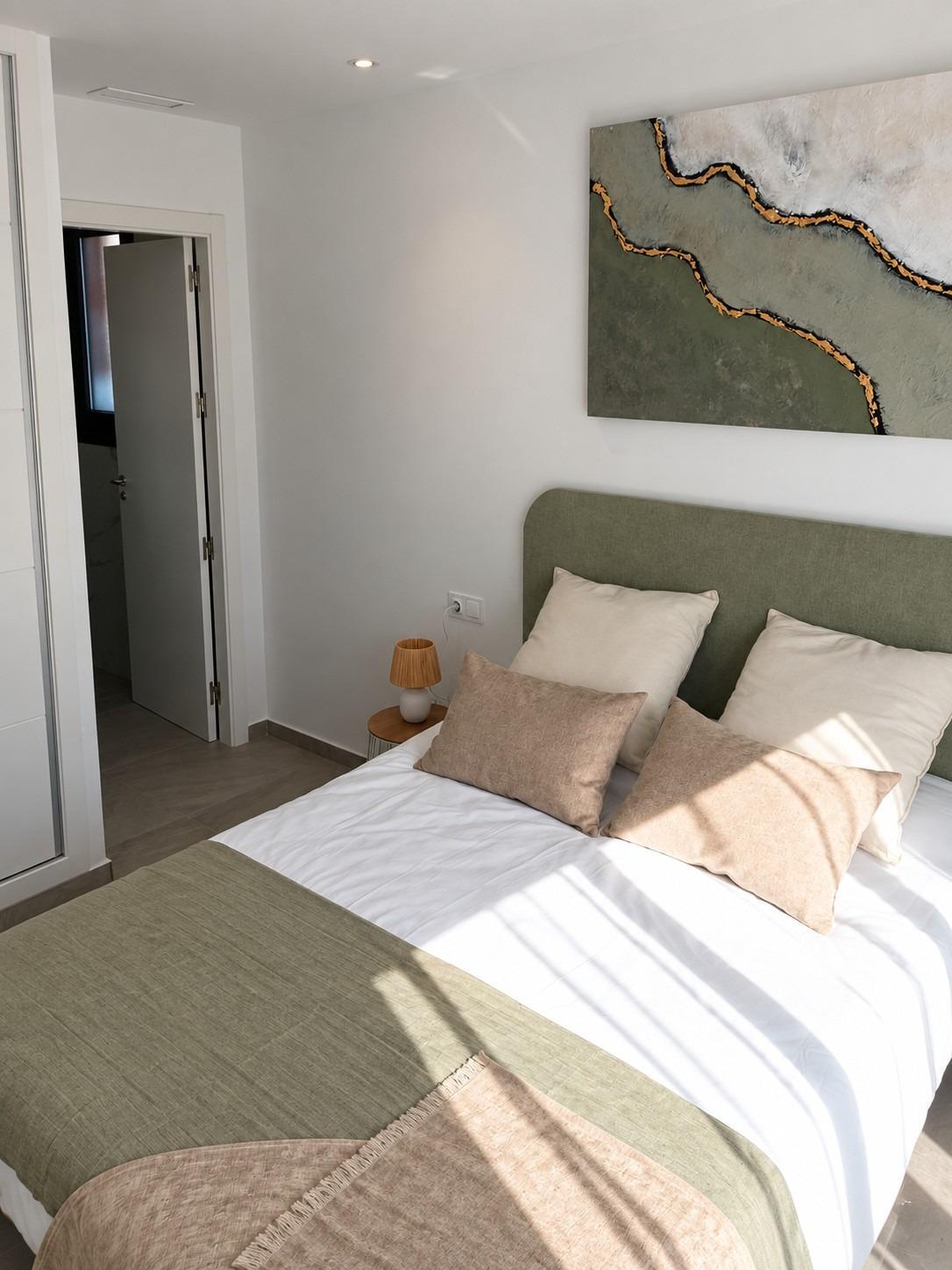 Apartamento de obra nueva con piscina privada en Torrevieja — 2 dorm. y 2 baños