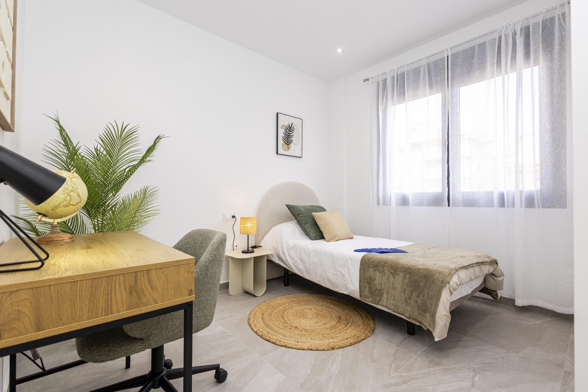 Apartamento de obra nueva con piscina privada en Torrevieja — 2 dorm. y 2 baños