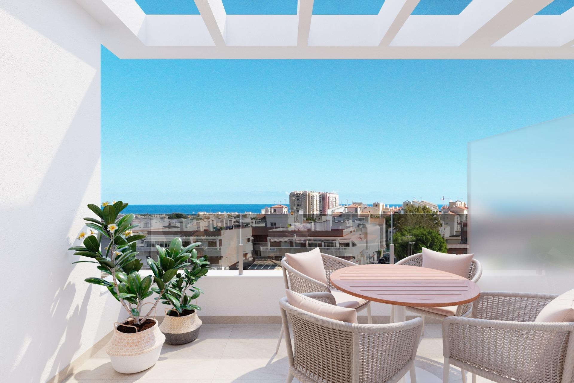 Apartamento de obra nueva con piscina privada en Torrevieja — 2 dorm. y 2 baños