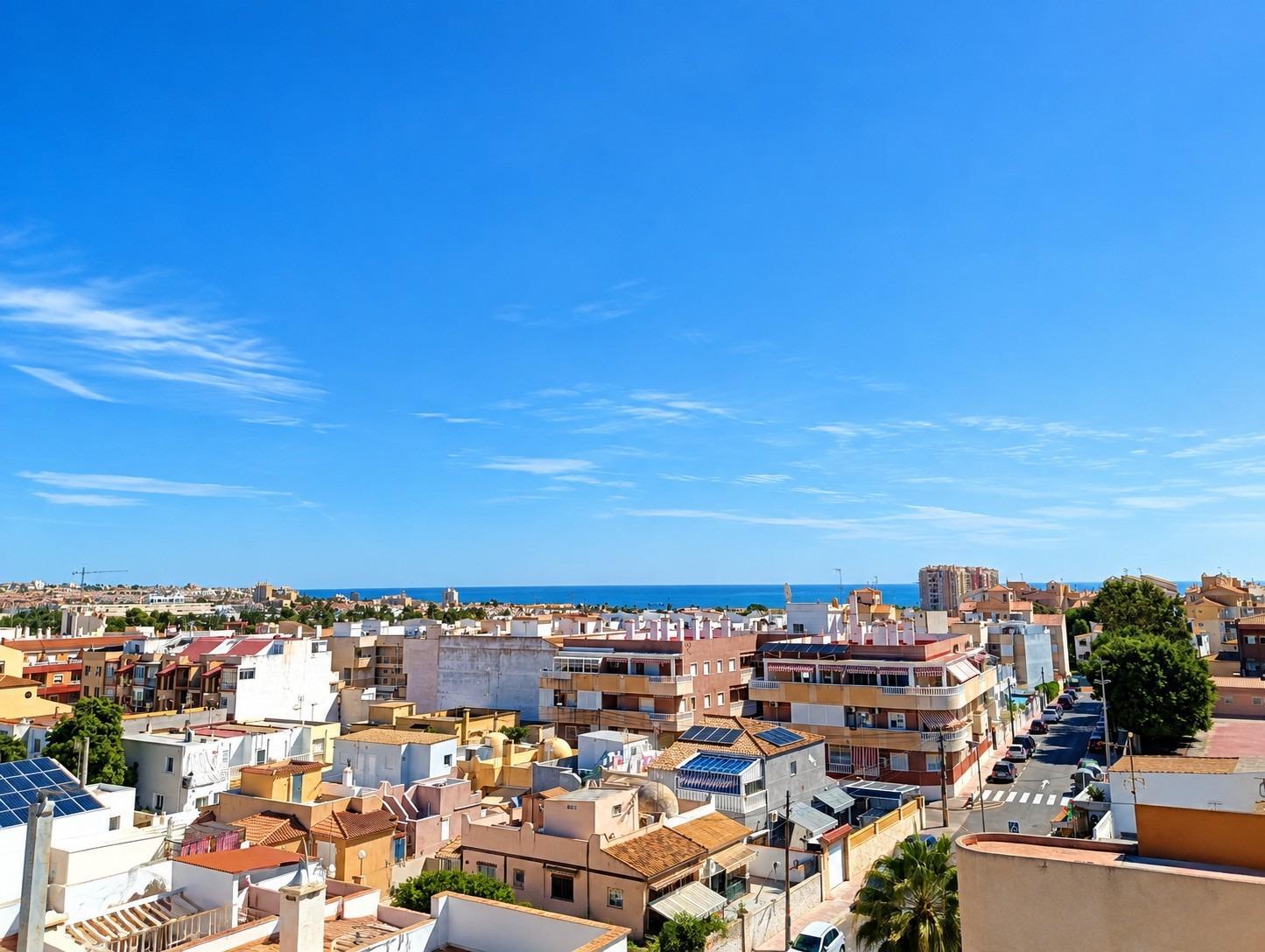 Apartamento de obra nueva con piscina privada en Torrevieja — 2 dorm. y 2 baños
