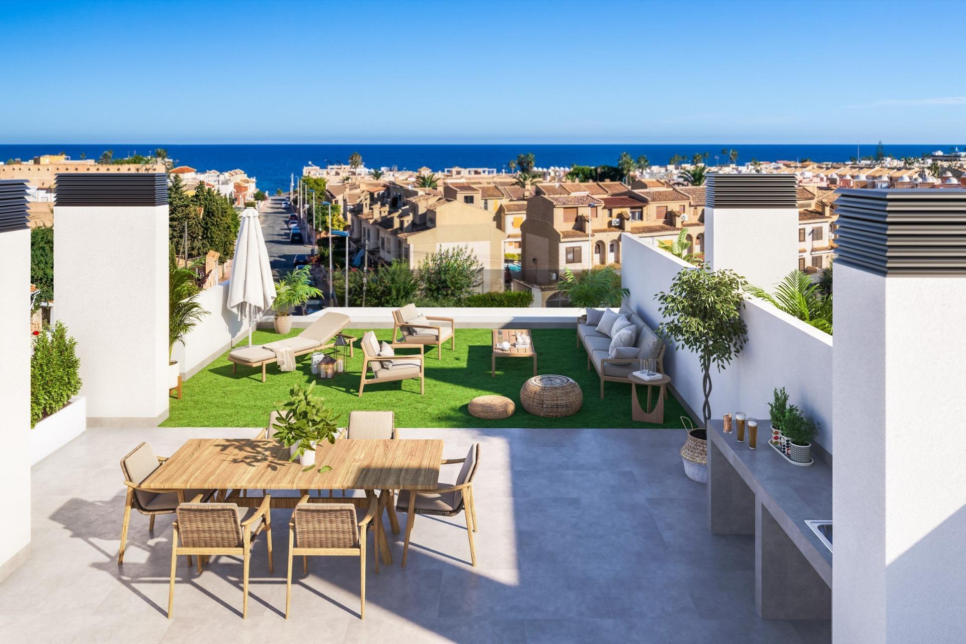 Ático con piscina privada y licencia turística en Torrevieja — 300m del mar