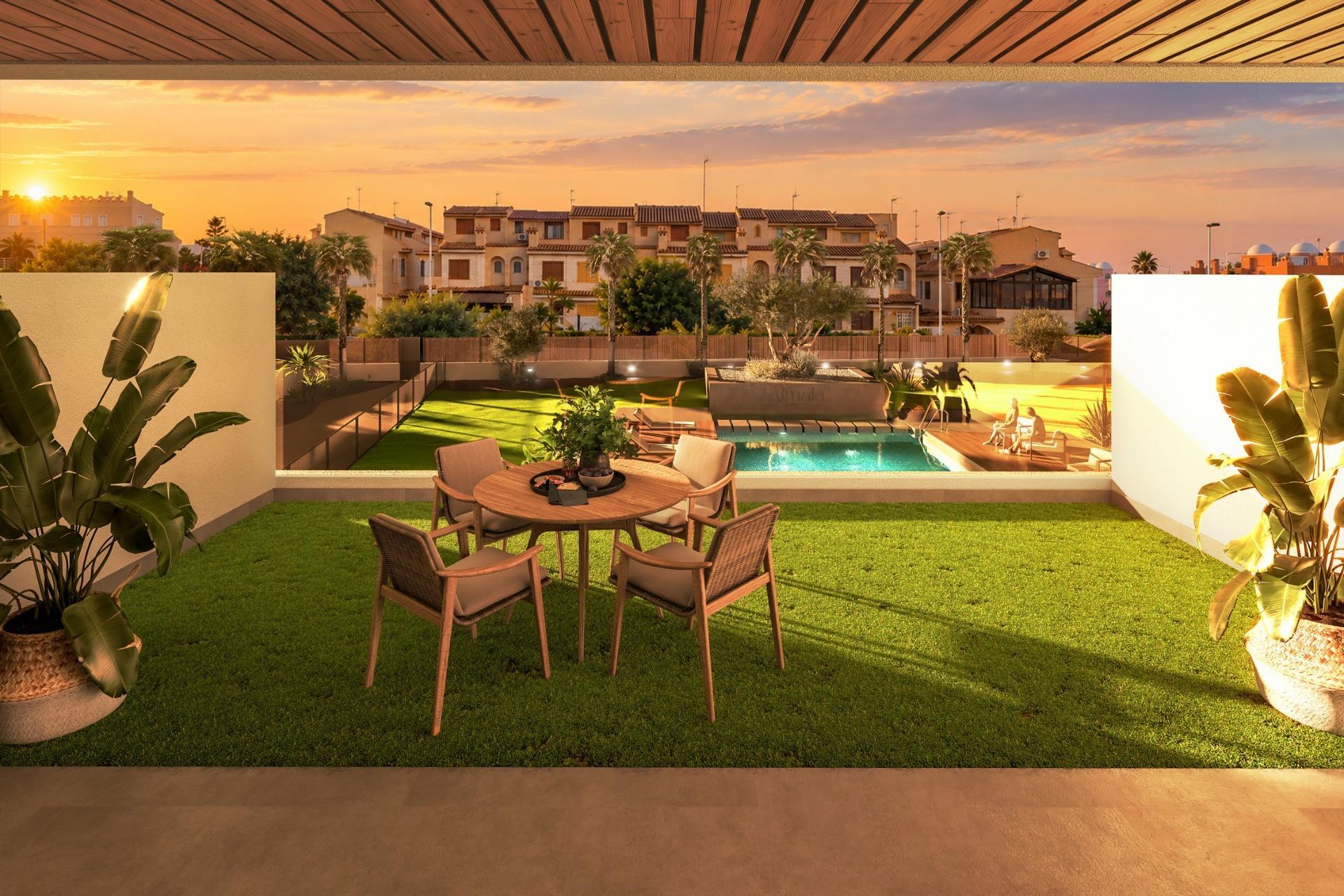 Ático con piscina privada y licencia turística en Torrevieja — 300m del mar
