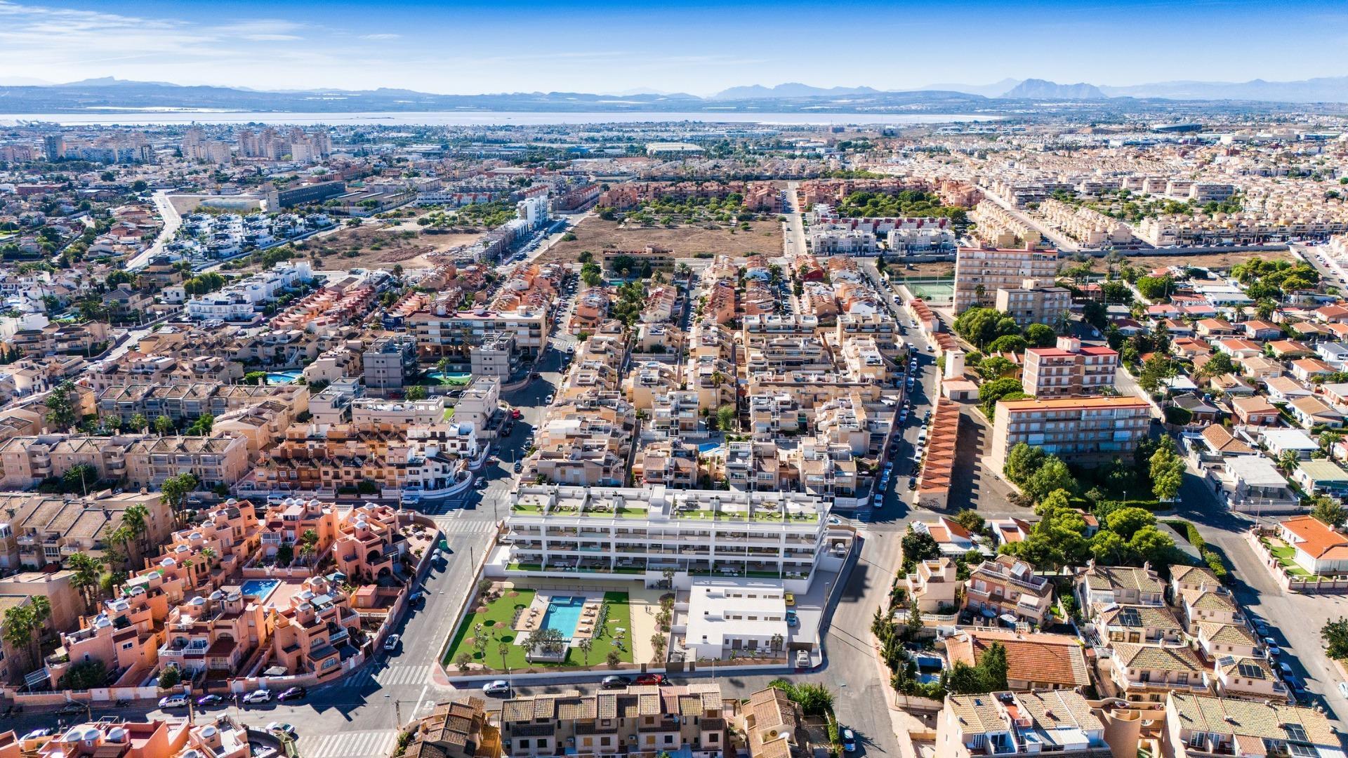 Apartamento obra nueva en Torrevieja con piscina privada y licencia — 300m del mar