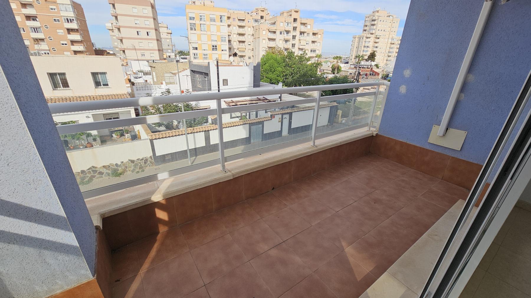 Apartamento luminoso con garaje y terraza en Nueva Torrevieja — 2 dorm.