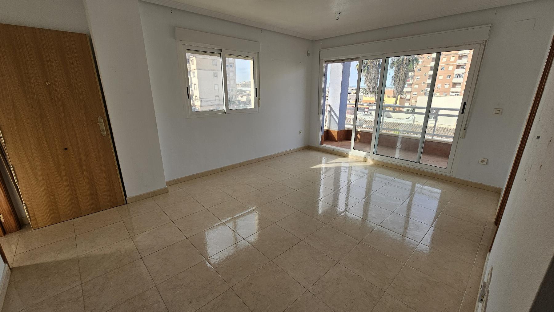 Apartamento luminoso con garaje y terraza en Nueva Torrevieja — 2 dorm.